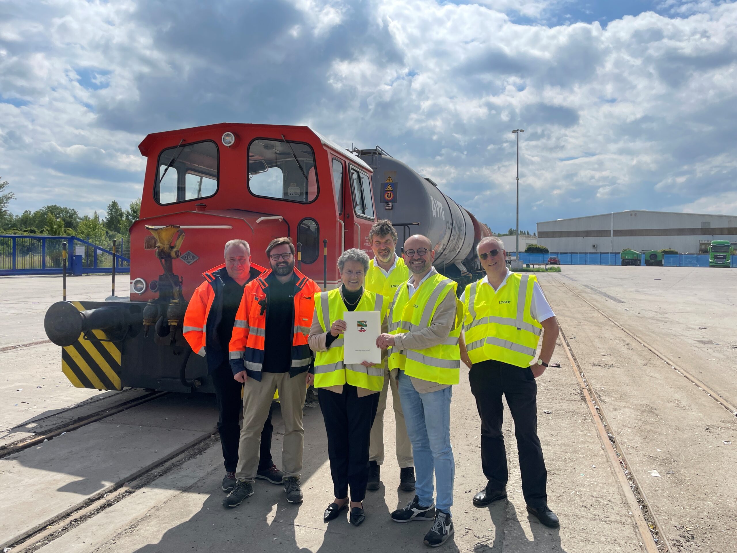 Renè Schneider und Leroy Gläser (beide LBR Betriebsleiter), Dr. Lydia Hüskens – Ministerin für Infrastruktur und Digitales, Michael Hörtkorn – Geschäftsführer Logex, Stefan Dietl – Geschäftsführer LBR, Steffen Mayer – Geschäftsführer Logex. Copyright: Logex