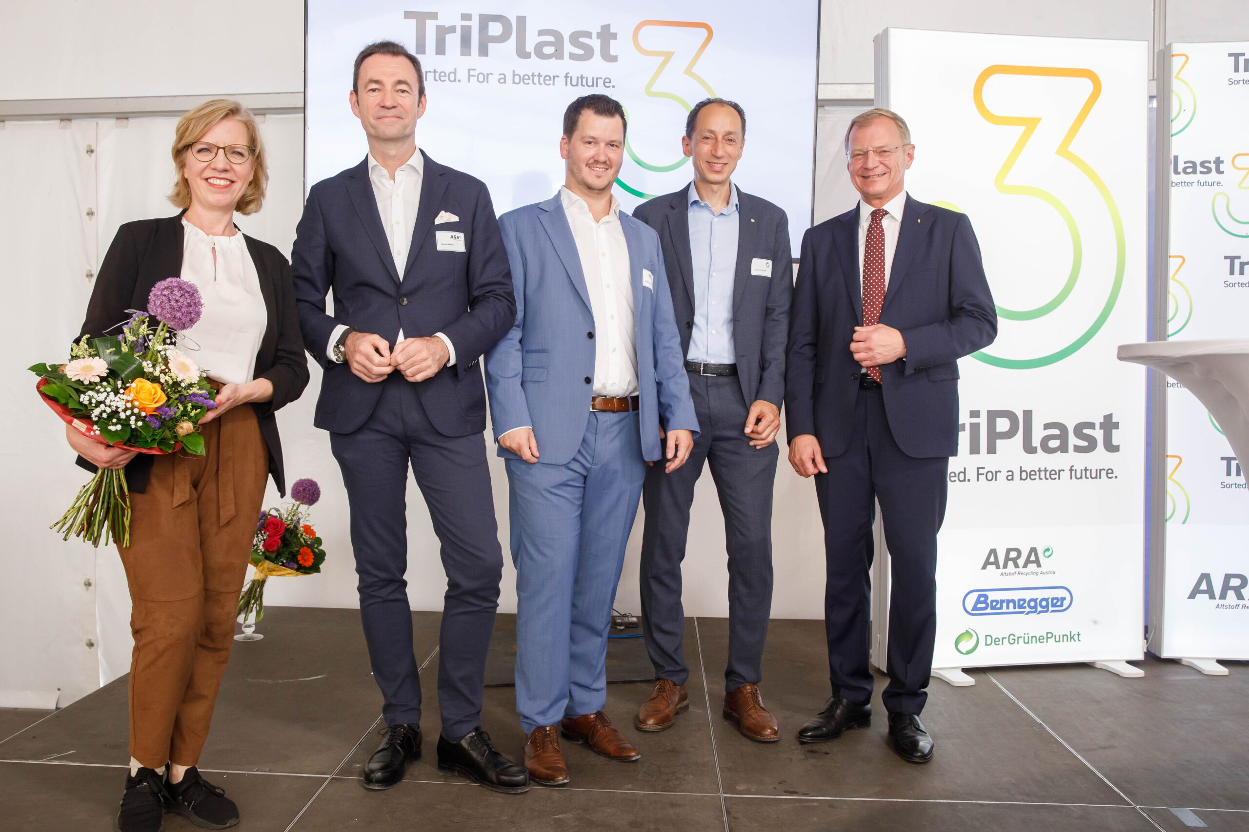 v.l.n.r.: Klimaschutzministerin Leonore Gewessler, ARA Vorstand Harald Hauke, Kurt Bernegger jun., TriPlast Geschäftsführer, Laurent Auguste, CEO Der Grüne Punkt und Thomas Stelzer, Landeshauptmann Oberösterreich. Copyright: Hermann Walkolbinger