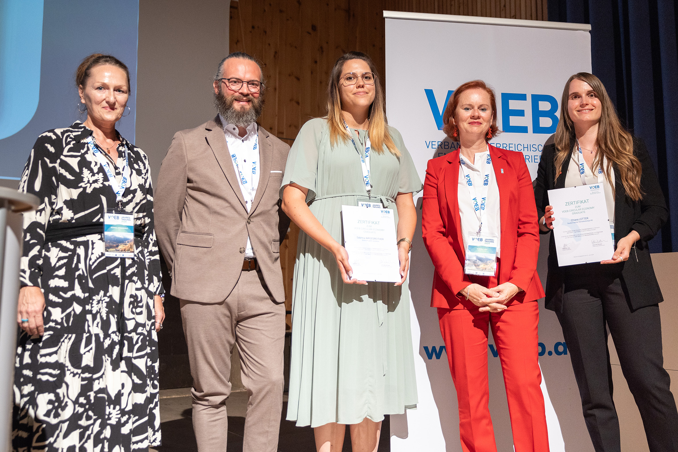 Die ersten Absolvent*innen des vom VOEB initiierten „Circular Economy Traineeprogramms“ (Quelle: VOEB / EXPA / Hans Groder)