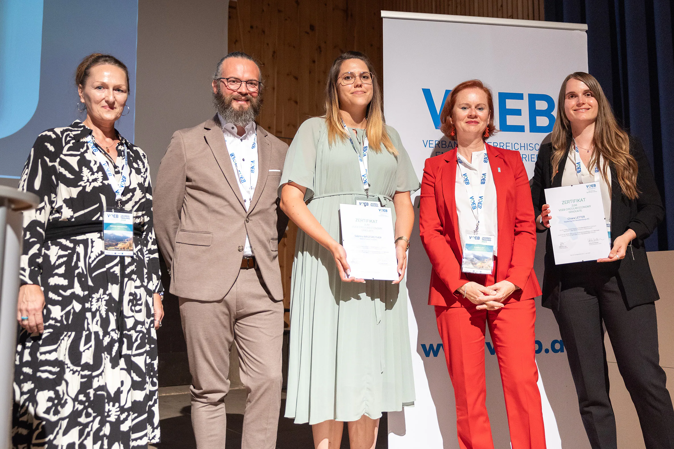 Die ersten Absolvent*innen des vom VOEB initiierten „Circular Economy Traineeprogramms“ (Quelle: VOEB / EXPA / Hans Groder)