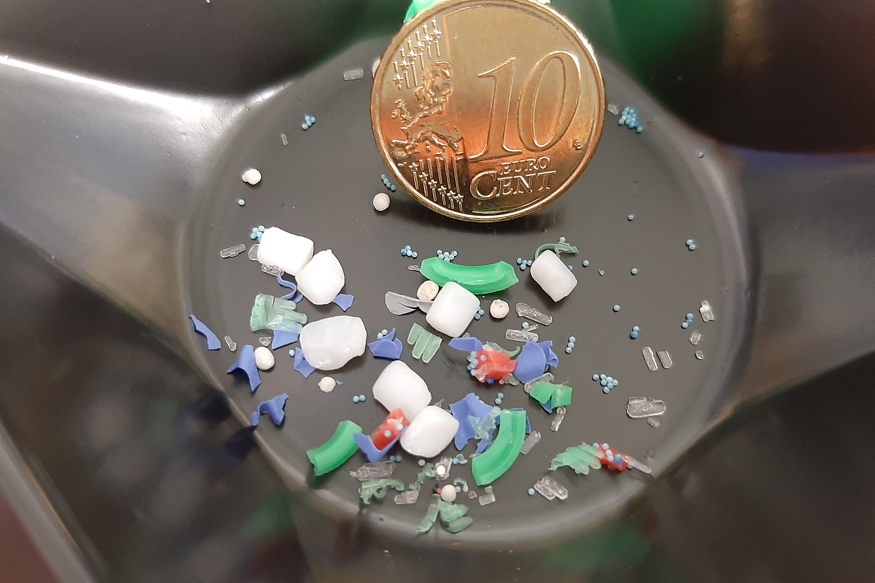 Aufgrund ihrer Größe sind Mikroplastik-Partikel im Wasser nur schwer zu erkennen. Ein Projekt des EZD und ILM-Ulm zeigt Möglichkeiten auf, wie dies künftig leichter geschehen kann. Copyright: EZD