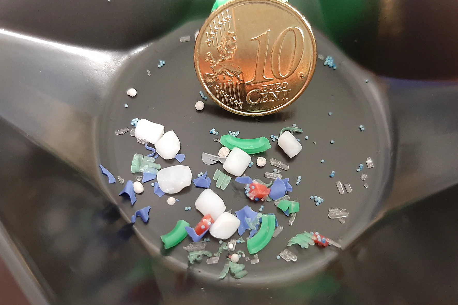 Mikroplastik-Partikel im Wasser leichter identifiziert