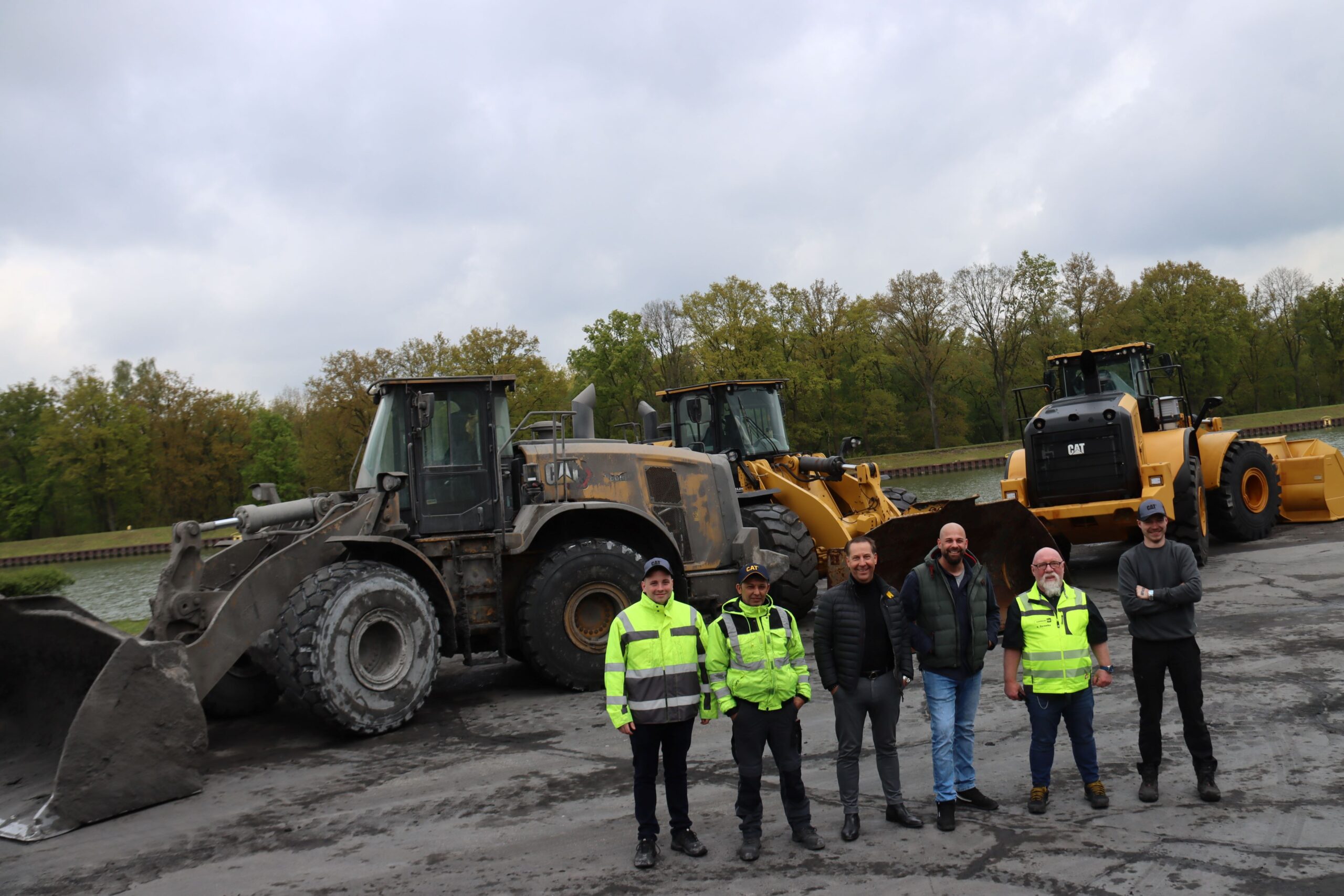 Alte Technik (links) wird durch ein Modell der neuen Maschinengeneration in Form eines Cat 966 XE (rechts) ersetzt. Dazu gesellt sich in der Mitte ein gereinigter Cat 966M XE nach dem Einsatz von 40 Monaten. Das Trio begutachteten Lukas Zasada, bei der AHV zuständig für Qualitätssicherung/Immissionsschutz, Muhittin Saglam, Fahrer des Cat 966M XE, Thorsten Paukstadt, leitender Verkaufsrepräsentant der Zeppelin-Niederlassung Hamm, Antonio Giuliano, Betriebsleiter bei der AHV, Andreas Zurawka, Zeppelin-Serviceberater, und James Huber, Fahrer des neuen Cat 966 XE (von links).