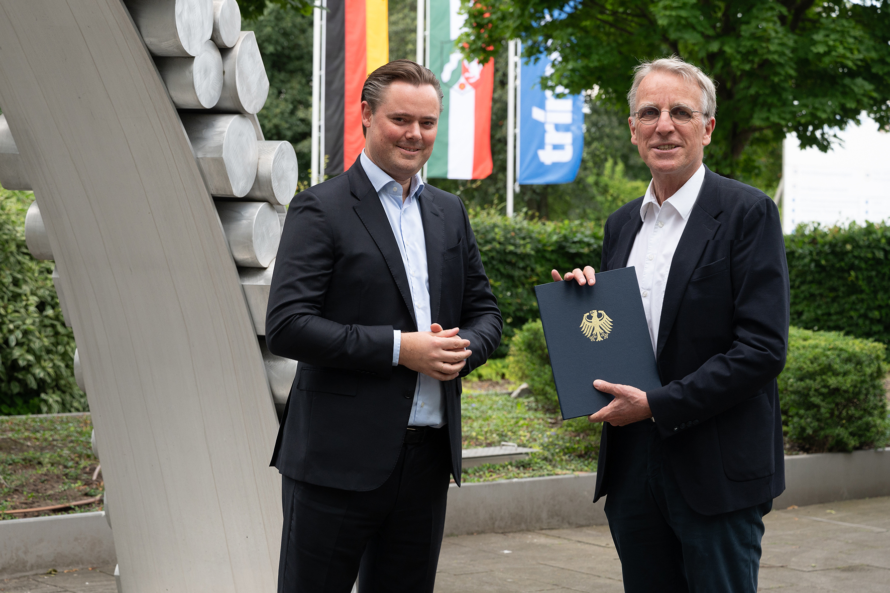 Staatssekretär Stefan Wenzel (r.) übergibt den Förderbescheid an Vorstandsvorsitzenden Philipp Schlüter. Copyright: Trimet