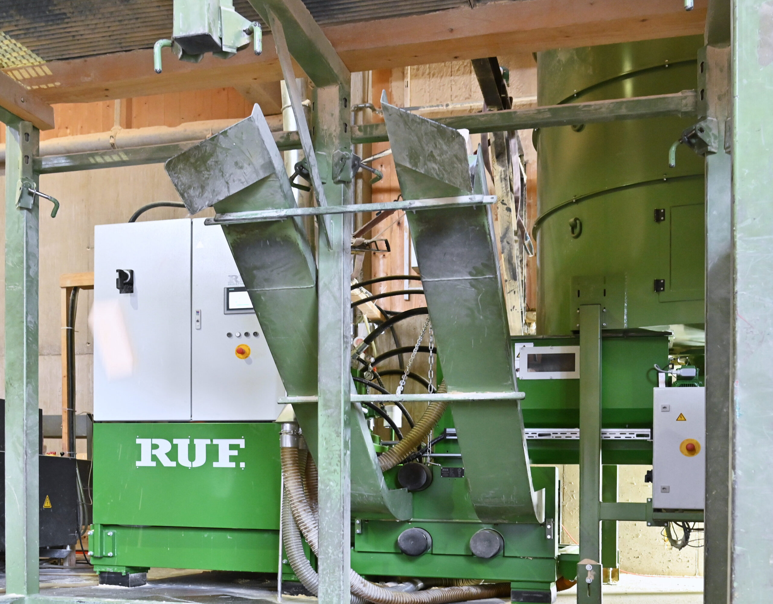 Die neue Brikettpresse Ruf 1200, die Weihele Holz einsetzt, benötigt ein Viertel weniger Strom als das Vorgängermodell und ist vier bis fünf Prozent schneller. Copyright: Ruf Maschinenbau GmbH & Co. KG