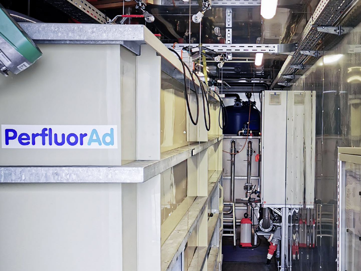 In mobilen Anlagen (PFAS Response Units) werden die PFAS belasteten wässrigen Medien nach dem PerfluorAd-Verfahren aufgearbeitet. Copyright: Cornelsen Umwelttechnologie GmbH