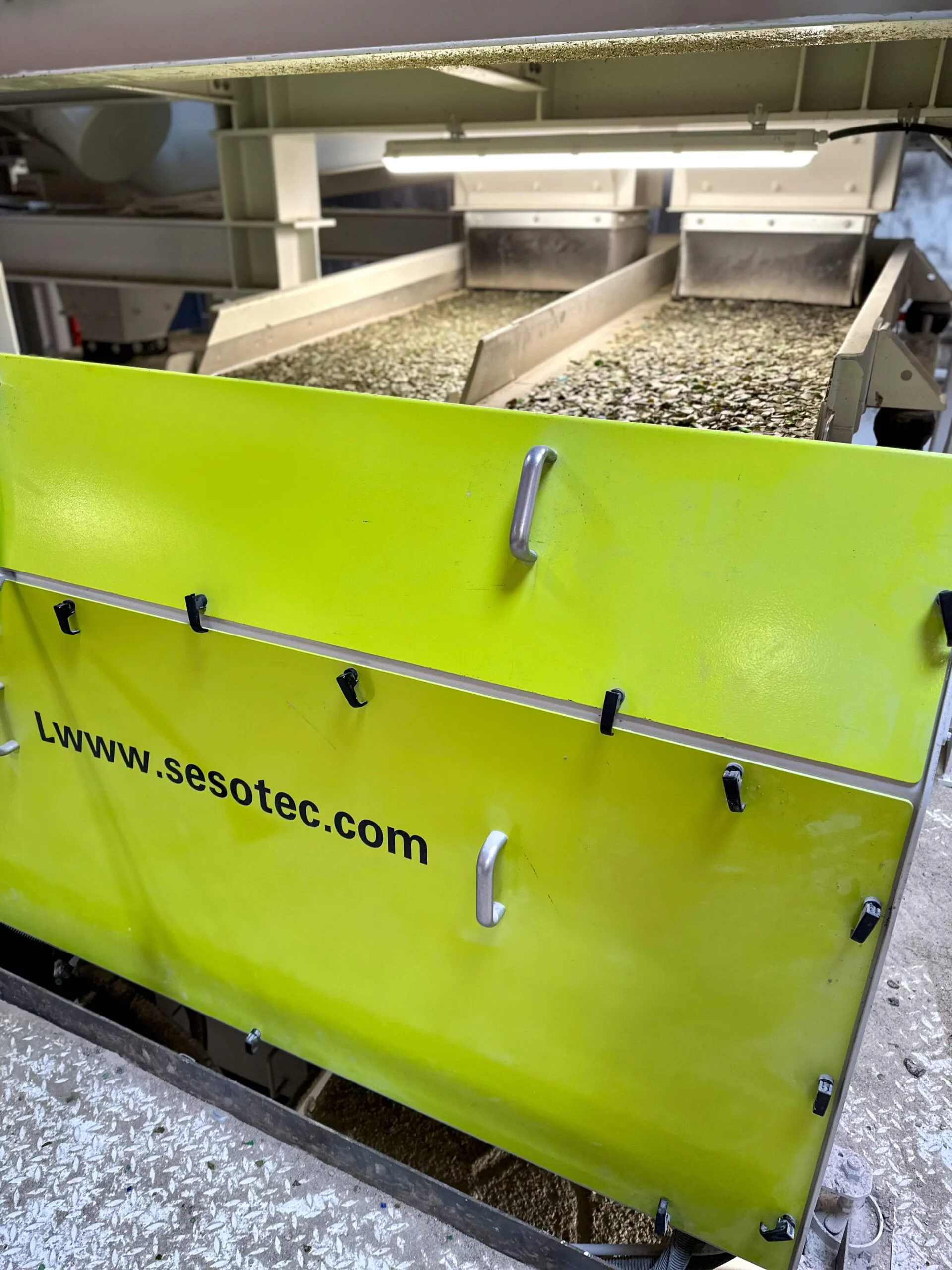 Am Reiling-Recyclingstandort im dänischen Naestved werden zur Aufbereitung von Hohl- und Flachglas Sepktrum-Glassortiersysteme von Sesotec eingesetzt. Copyright: Reiling Gruppe