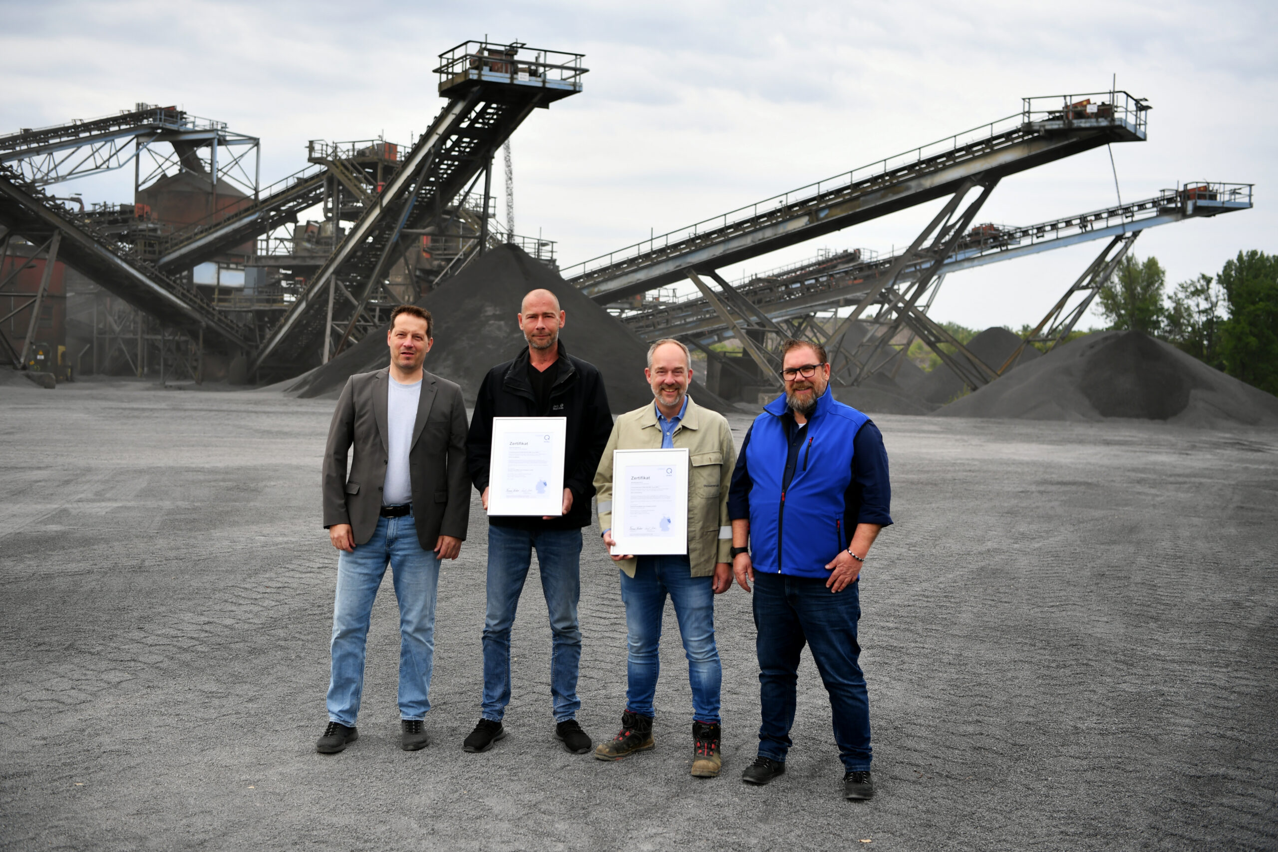 Derik Demond, Leiter Verkehrsbaulabor des FEhS – Institut für Baustoff-Forschung e.V.; Ricci
Hoffmann, Leiter Servicecenter Schlackenaufbereitung Brandenburg und Hennigsdorf von
thyssenkrupp MillServices & Systems; Dr. Michael Dohlen, Leiter Forschung & Entwicklung /
Qualitätssicherung bei thyssenkrupp MillServices & Systems; Thomas Fischer, Geschäftsführer
Qualitätssicherung Sekundärbaustoffe GmbH (QUBA)