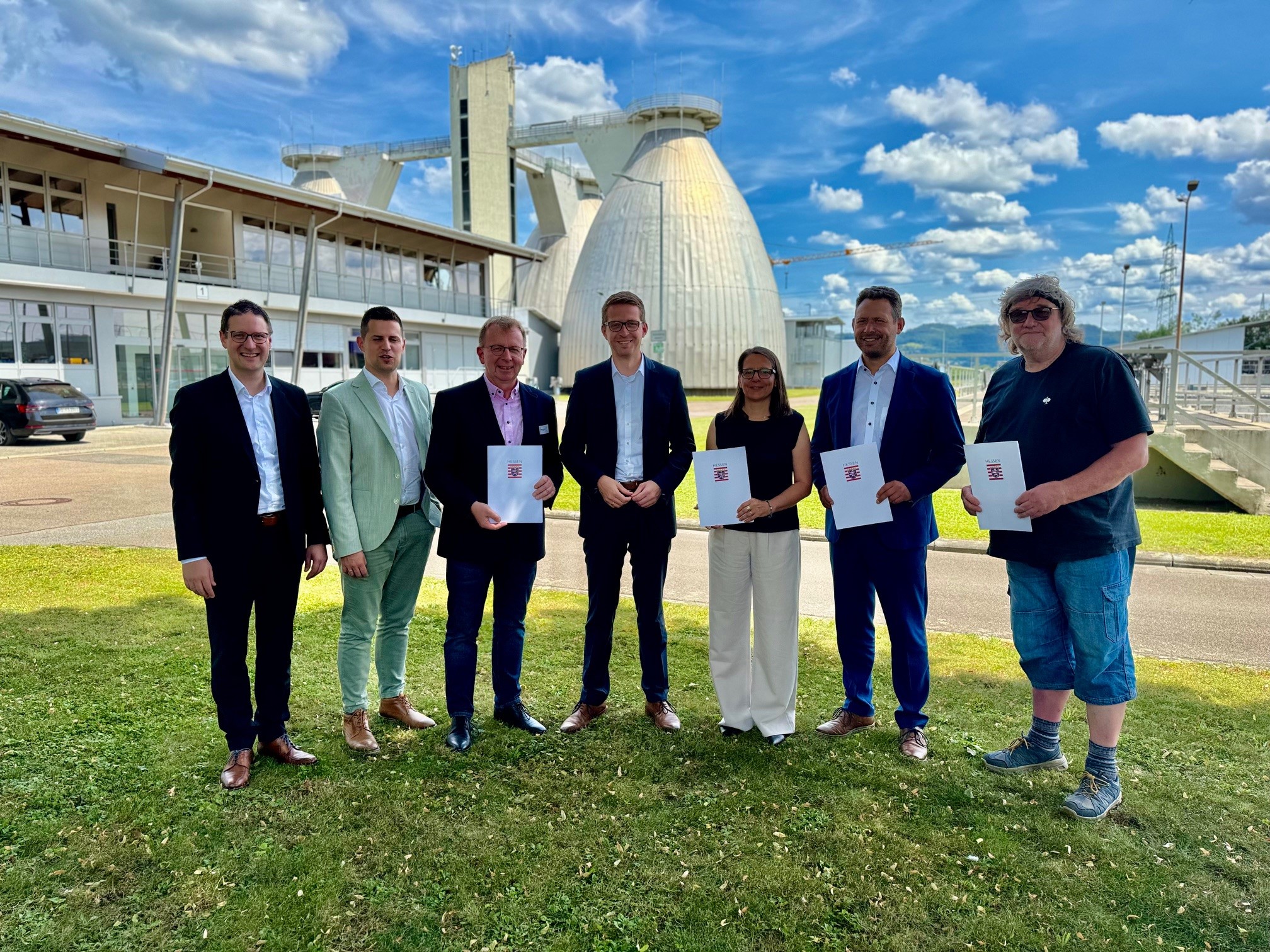 An der Förderbescheid-Übergabe in Weinheim nahmen teil (v.l.): Manuel Just (Bürgermeister Weinheim), Benjamin Köpfle (Bürgermeister Laudenbach), Matthias Baaß (Bürgermeister Viernheim), Michael Ruhl (Staatssekretär HMLU), Christine Bender (Stadträtin Heppenheim), Frank Kohl (Bürgermeister Gorxheimertal), Wolfgang Grün (Beigeordneter Birkenau). Copyright: HMLU