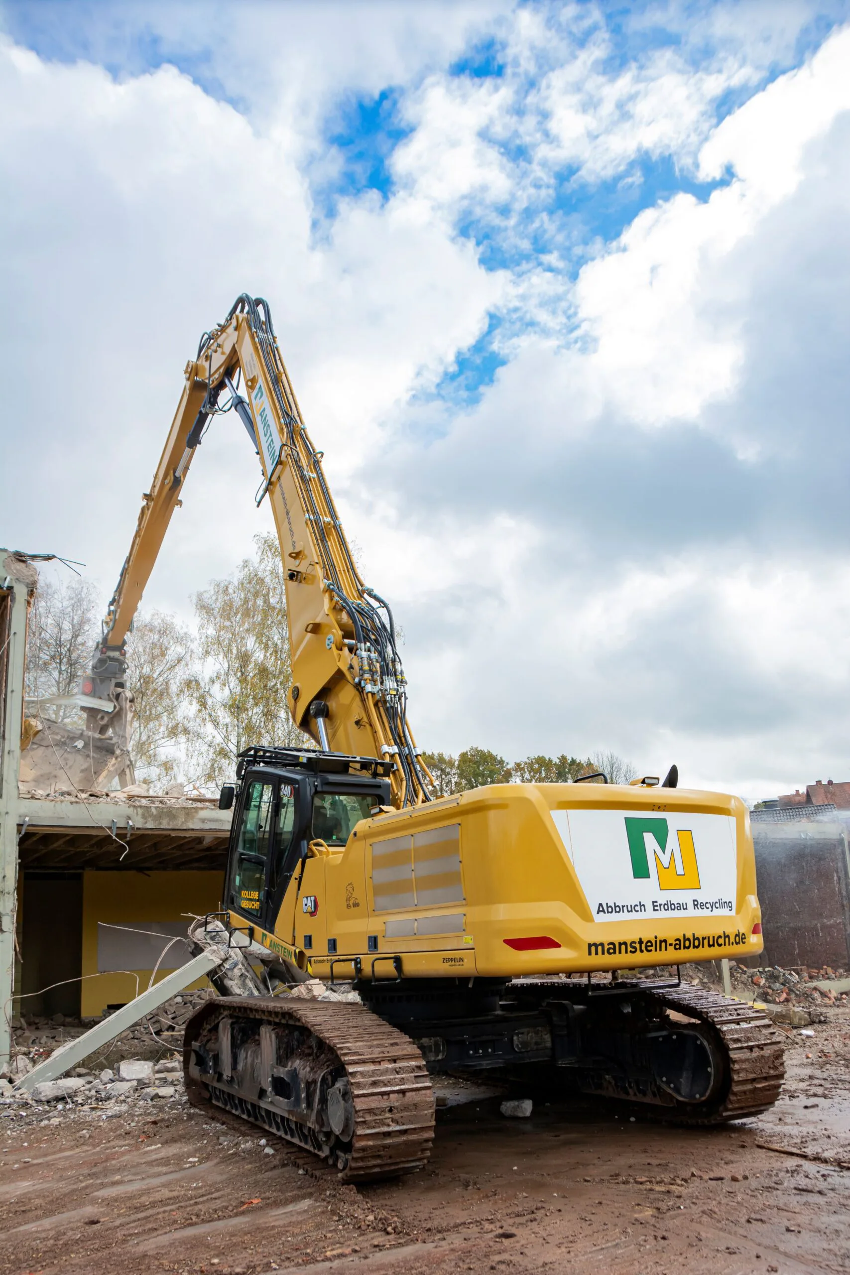 Mit einem Cat Kettenbagger 340 und seinem 22 Meter langen UHD-Ausleger kann Maximilian Manstein Aufträge anbieten, für die große Arbeitshöhe und eine hohe Reichweite nötig sind. Copyright: baumaschinentechnik_saar/Joshua Herrmann