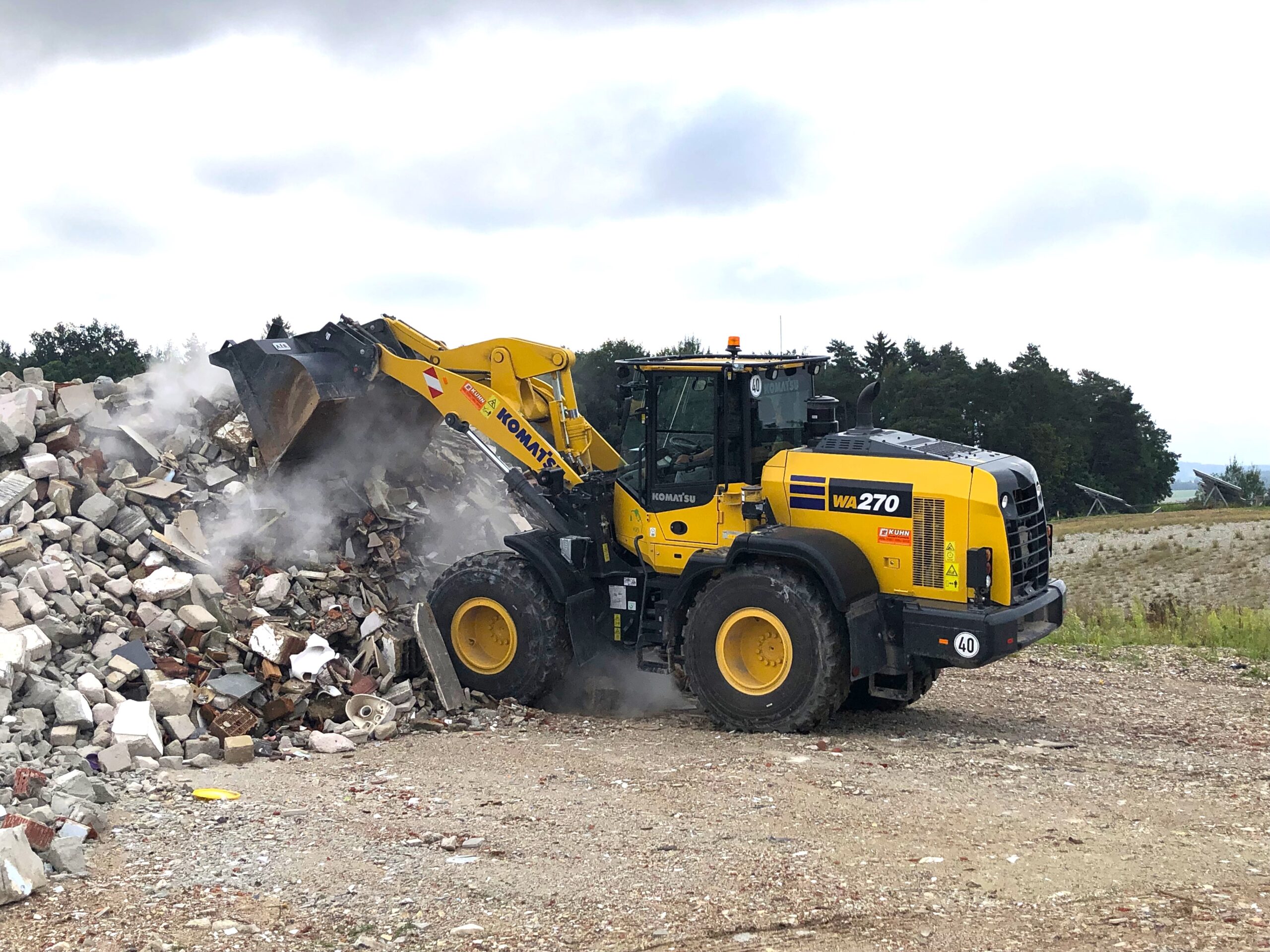 Kraftvoll und vielseitig arbeitet der Komatsu Radlader beim AWV. Copyright: Kuhn Baumaschinen Deutschland GmbH