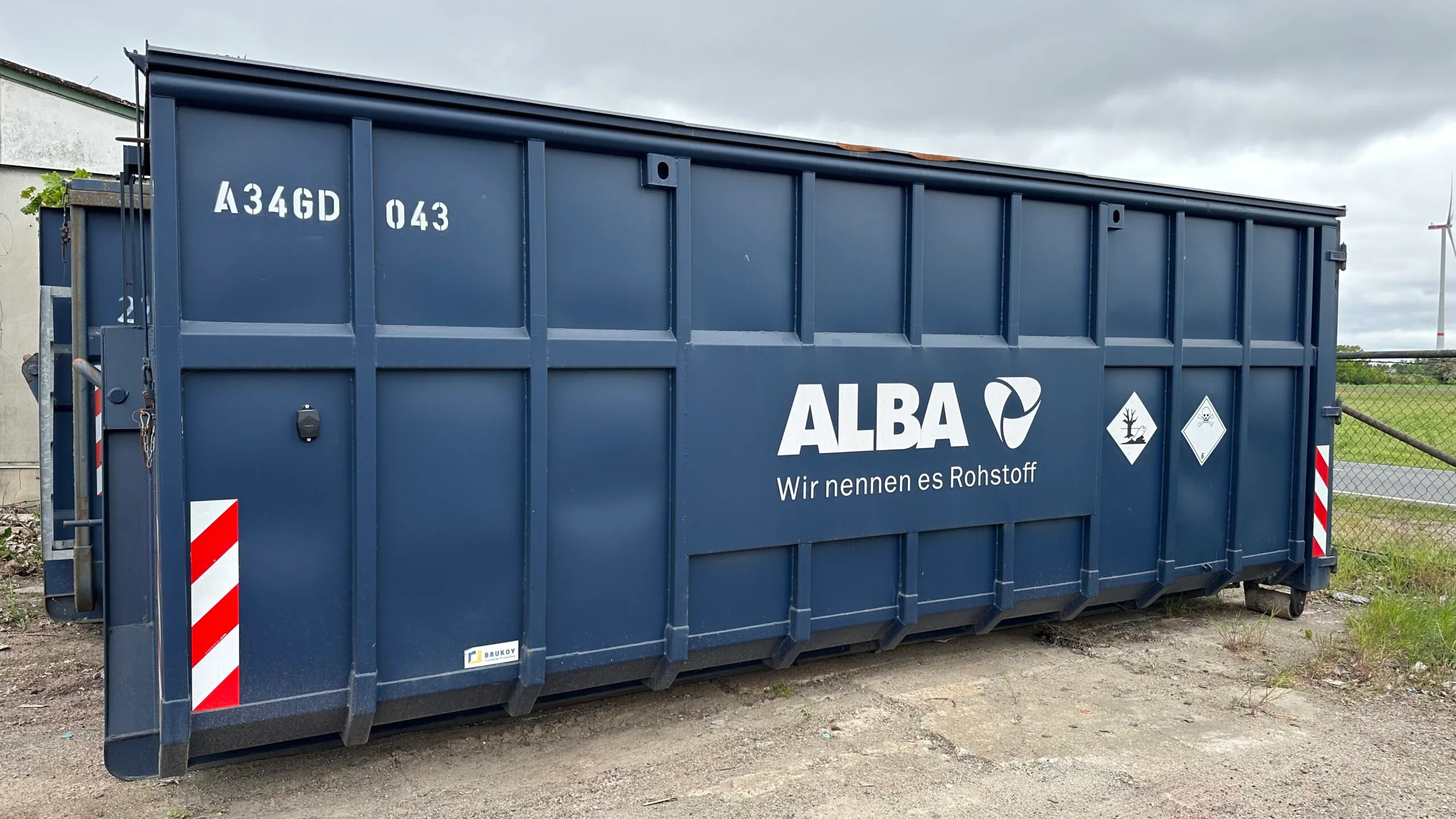 Die Alba Niedersachsen-Anhalt GmbH hat mit der IoT-basierten Lösung von Sensolus jetzt jederzeit die Standorte ihrer Abrollcontainer im Blick und kann dank vernetzter Füllstandsmessung auch die Leerung von Glascontainern bedarfsgerecht planen. Copyright: Alba Niedersachsen-Anhalt