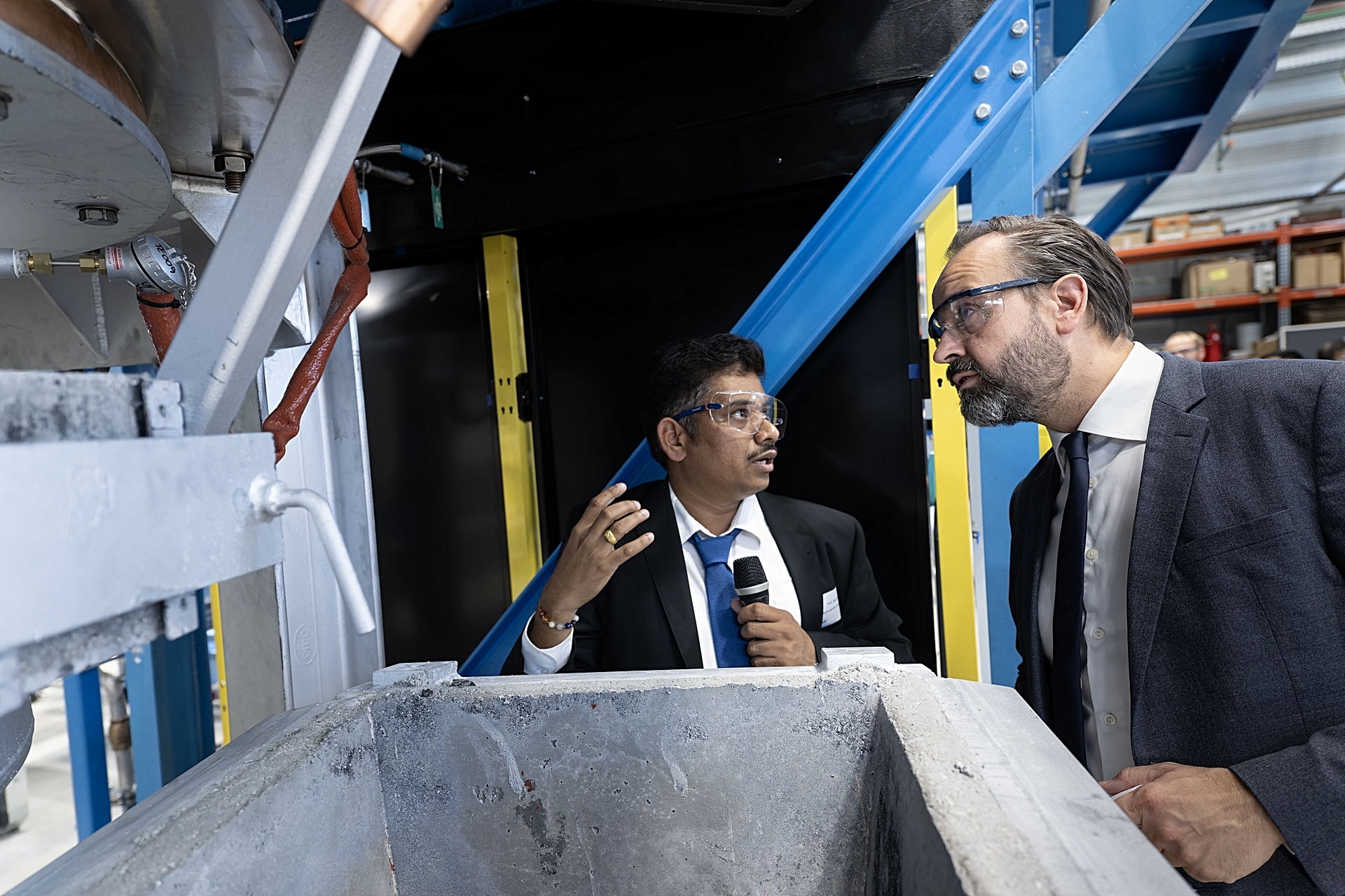 Ajay B. Patil – Leiter der Abteilung Prozessmetallurgie erläutert Sachsen Wissenschaftsminister Sebaastian Gemkow die Funktionsweise des Plasmaofens. Copyright: HZDR/Detlev Müller