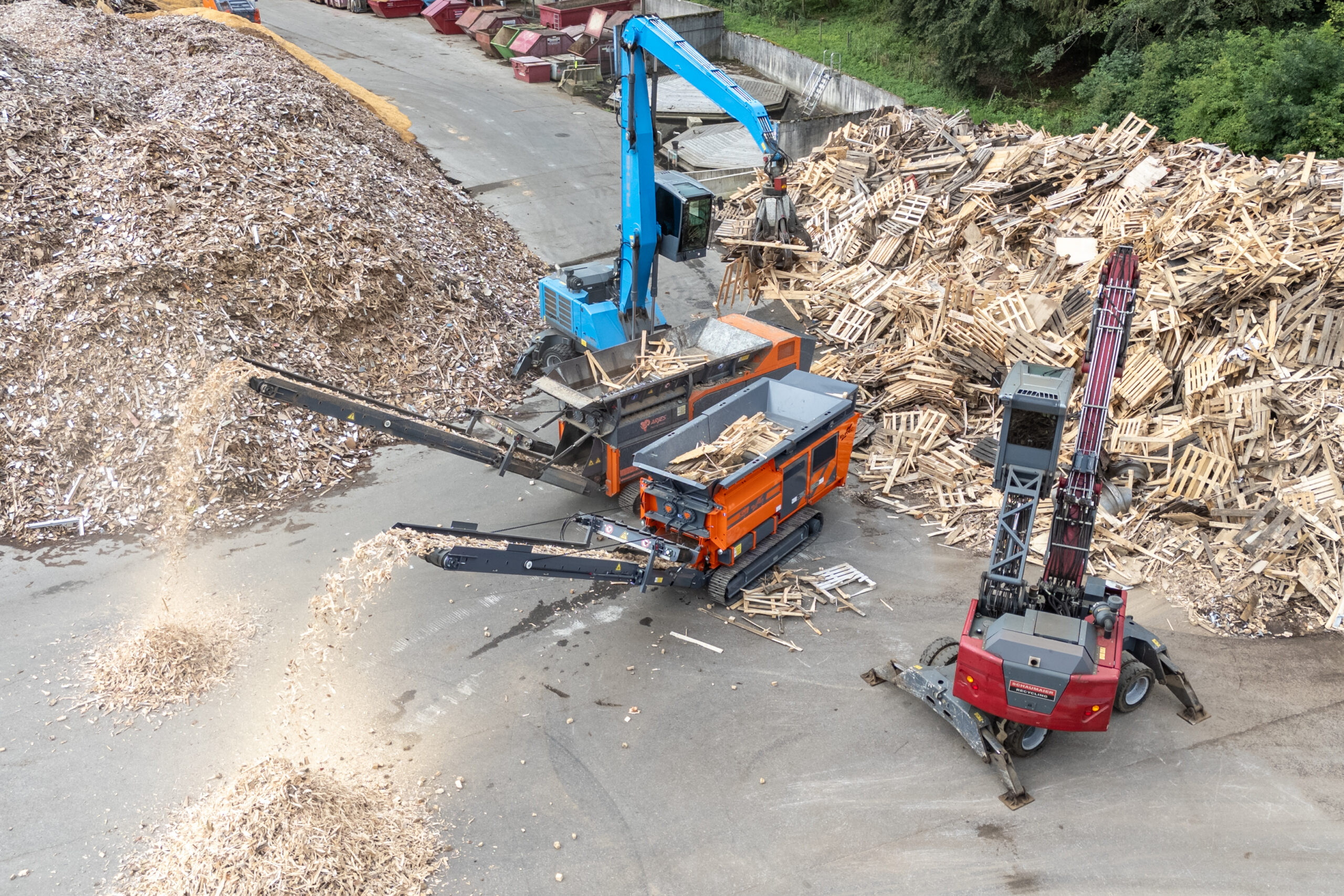 Der neue EuRec S-850 und der Arjes VZ 850 im Vergleichstest bei der Zerkleinerung von Palettenholz. Copyright: Martin Priewe, Arjes GmbH