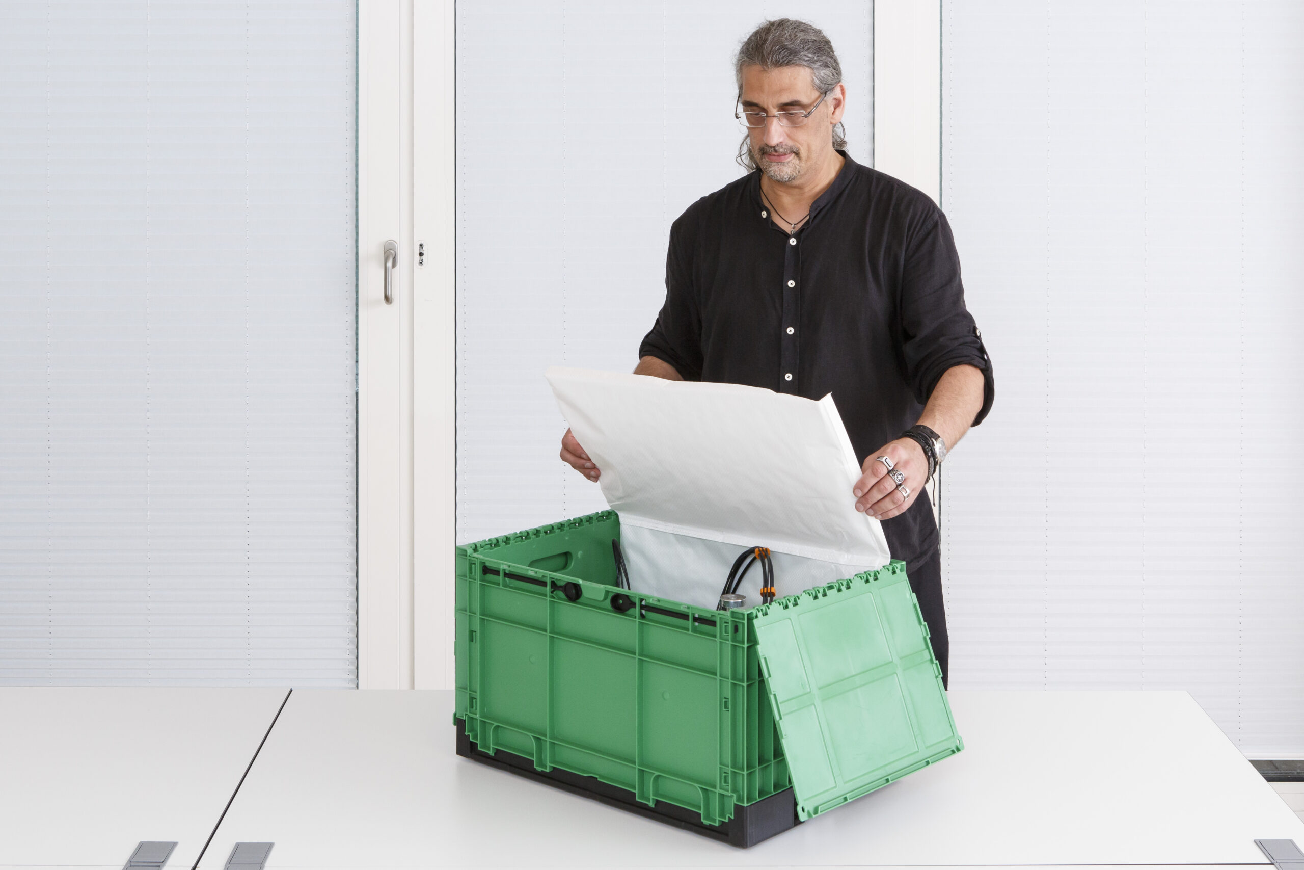 Die faltbare, robuste Mehrweg-Transportbox aus recycelbarem Monomaterial ist schnell gepackt und kann auch verplombt werden. Profis beurteilen ihre Handhabung als einfach und effizient. Copyright: Fraunhofer LBF