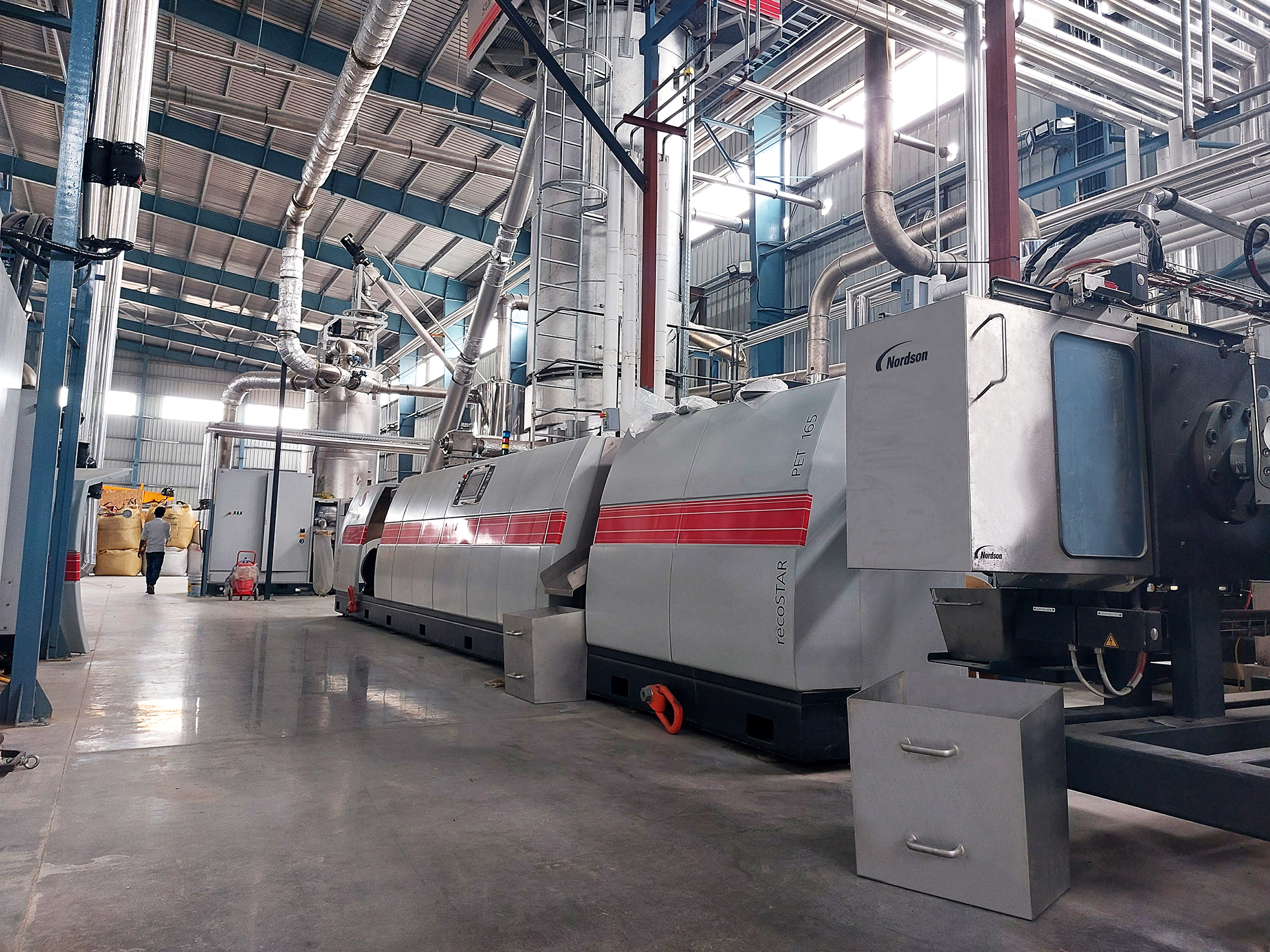 Die Recostar PET 165 HC iV+ PET-Bottle-to-Bottle-Recyclinganlagen von Starlinger erreichen je einen Ausstoß von bis zu 1800 kg/h. Das produzierte rPET wurde von einer Reihe nationaler und internationaler Behörden sowie Markeninhaber für den Einsatz im Lebensmittelbereich zugelassen. Copyright: Starlinger