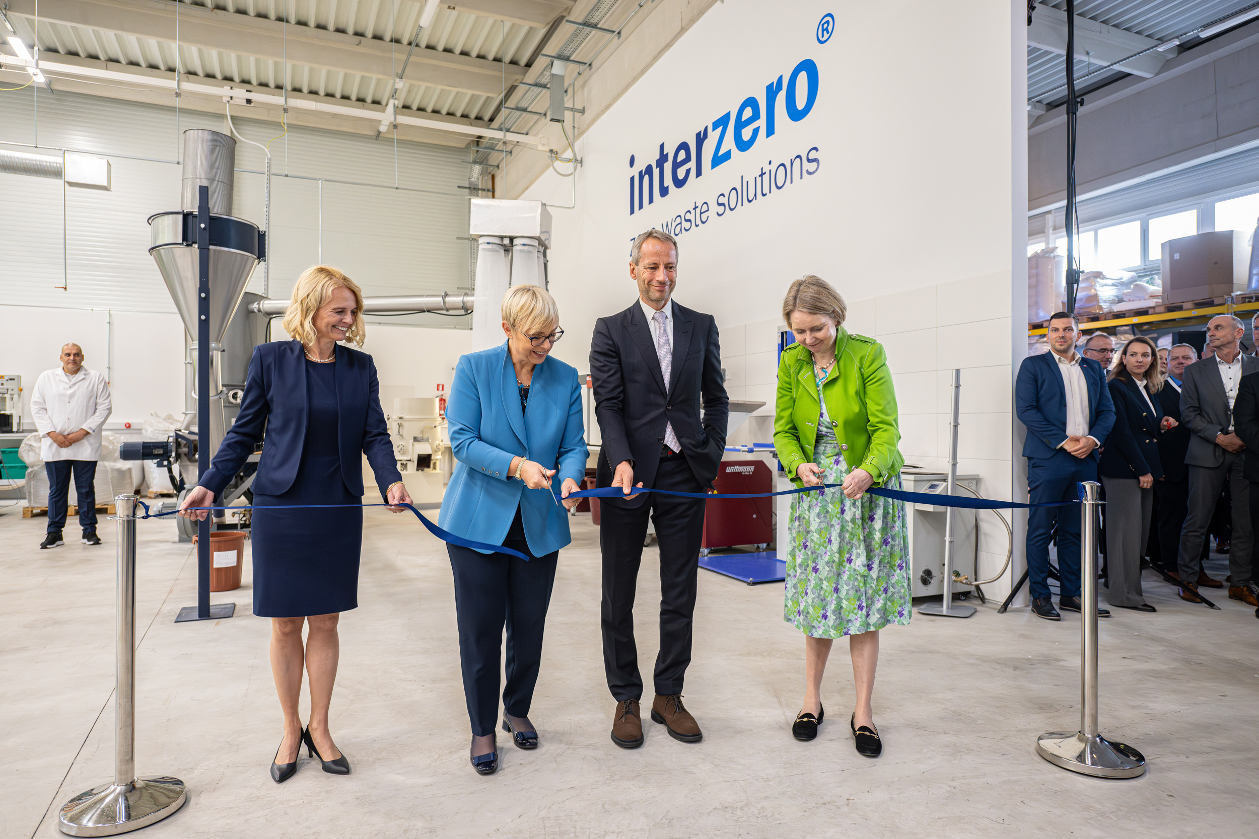 Feierliche Eröffnung der neuen Laborräumlichkeiten von Interzero Plastics Innovations, vlnr.: Dr. Manica Ulčnik-Krump (Managing Director Interzero Plastics Innovations), Dr. Nataša Pirc Musar (Präsidentin der Republik Slowenien), Dr. Axel Schweitzer (Eiegntümer und Gesellschafter von Interzero), Sylvia Groneick (Botschafterin der Bundesrepublik Deutschland). Copyright: Interzero