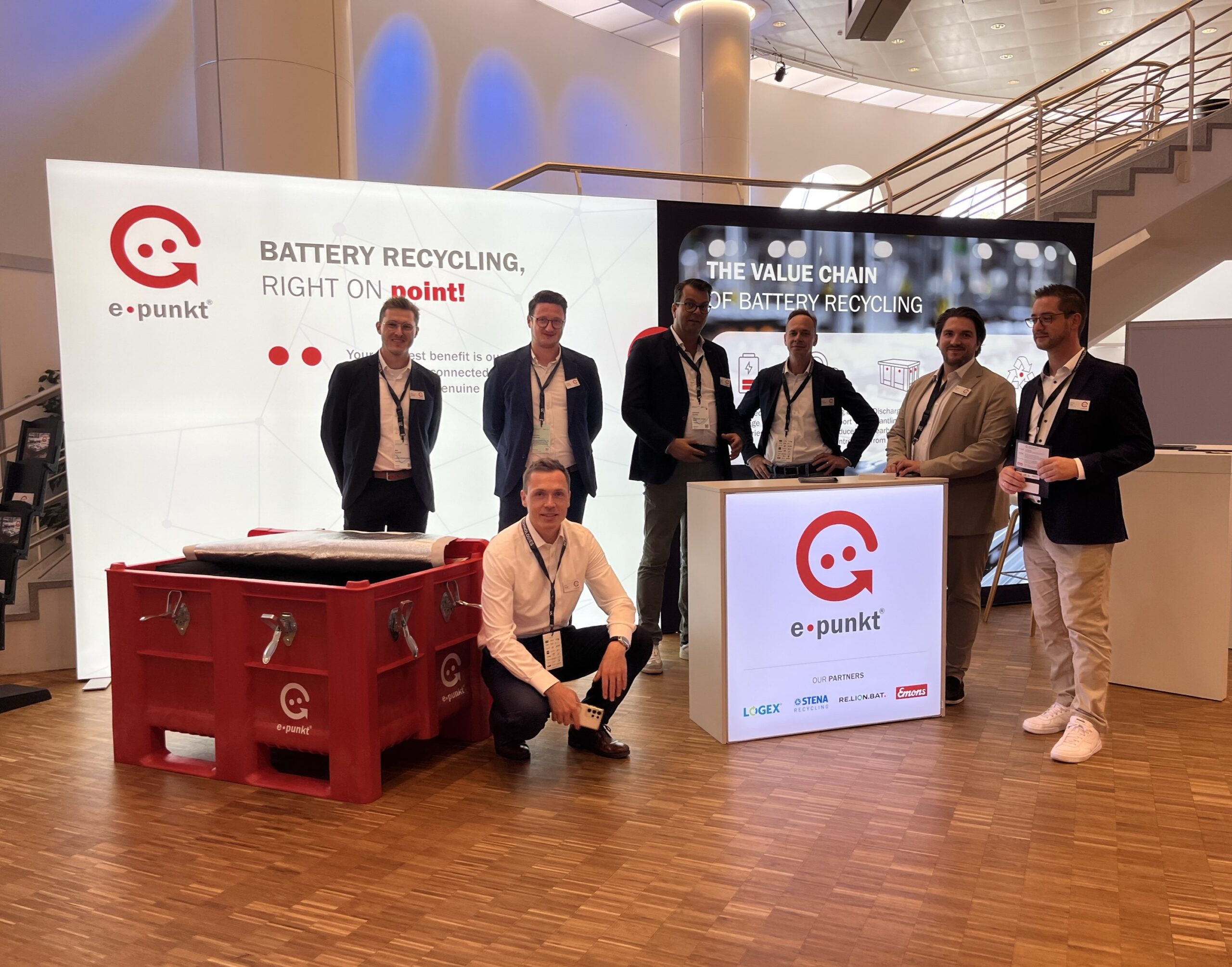 Im Bild von links nach rechts. Max Schmidt (Logex), Christian Landvogt (Willersinn), Christoph Spandau (Re.Lion.Bat. Circukar), Enrico Hermanny (Emons), Steffen Kück (Envaion), Lukas Fast (Logex). Vorne Arne Seeger (Stena Recycling).
