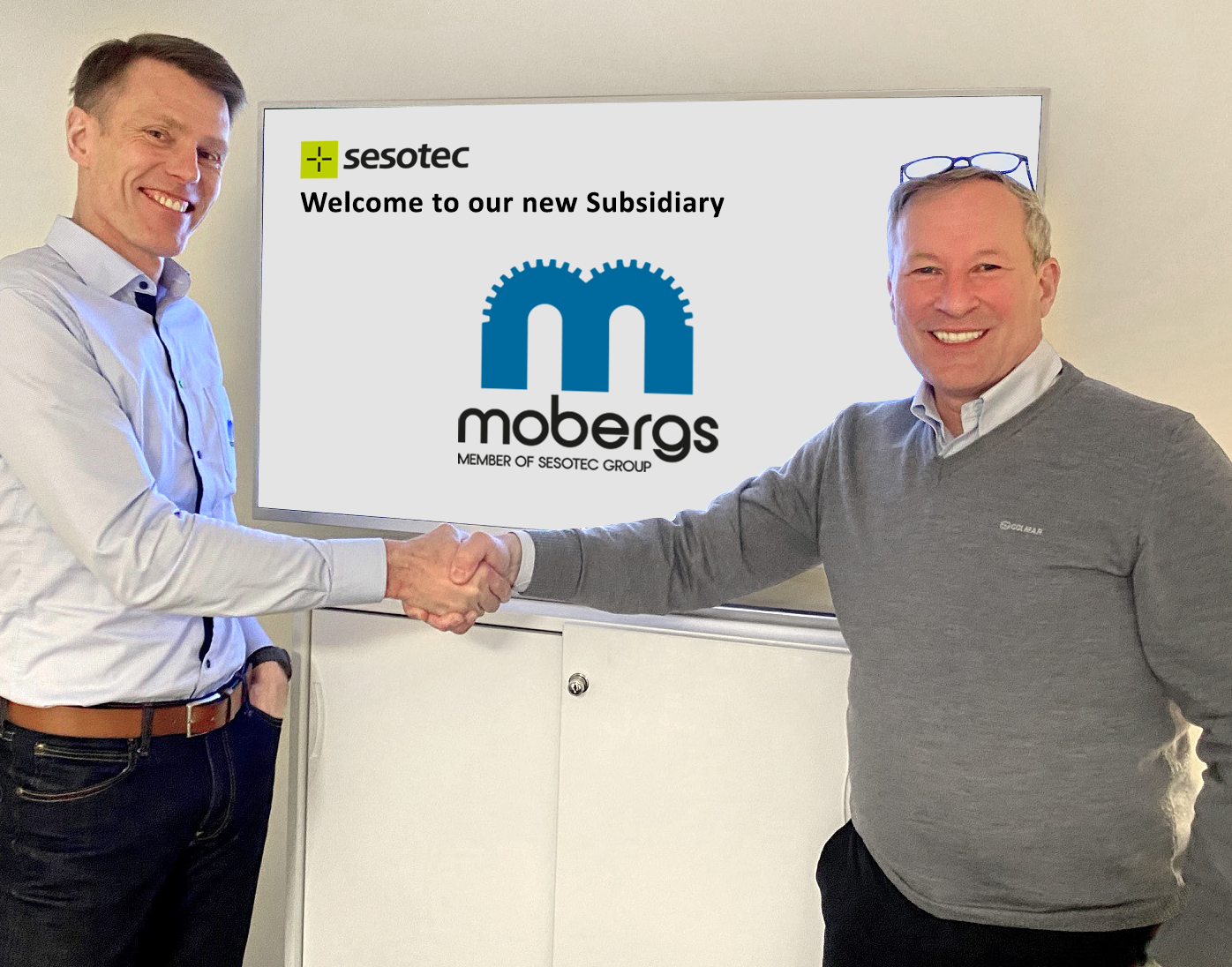 Fredrik Moberg (links im Bild) und Joachim Schulz freuen sich über das neue Member of Sesotec Group. Copyright: Sesotec.