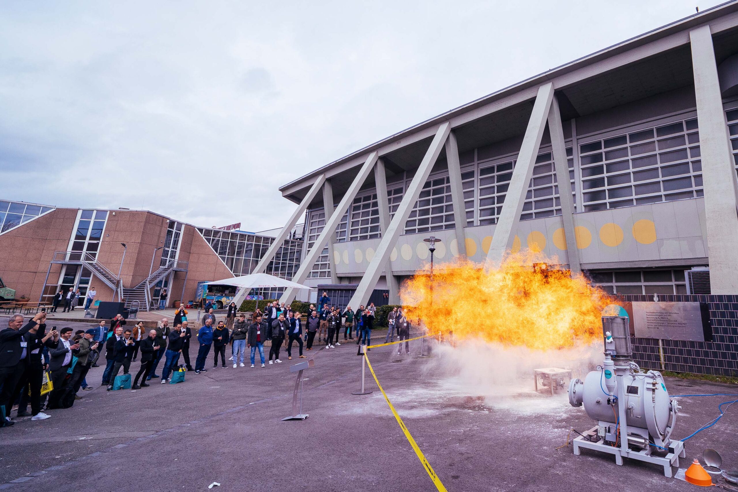 Die Fachmessen Solids & Recycling-Technik Dortmund bieten im Herbst 2024 ein bestechendes Gesamtprogramm mit topaktuellen Schwerpunkten, spannenden Vorträgen, einem modernen Hackathon und explosiven Live-Events. Copyright: Easyfairs