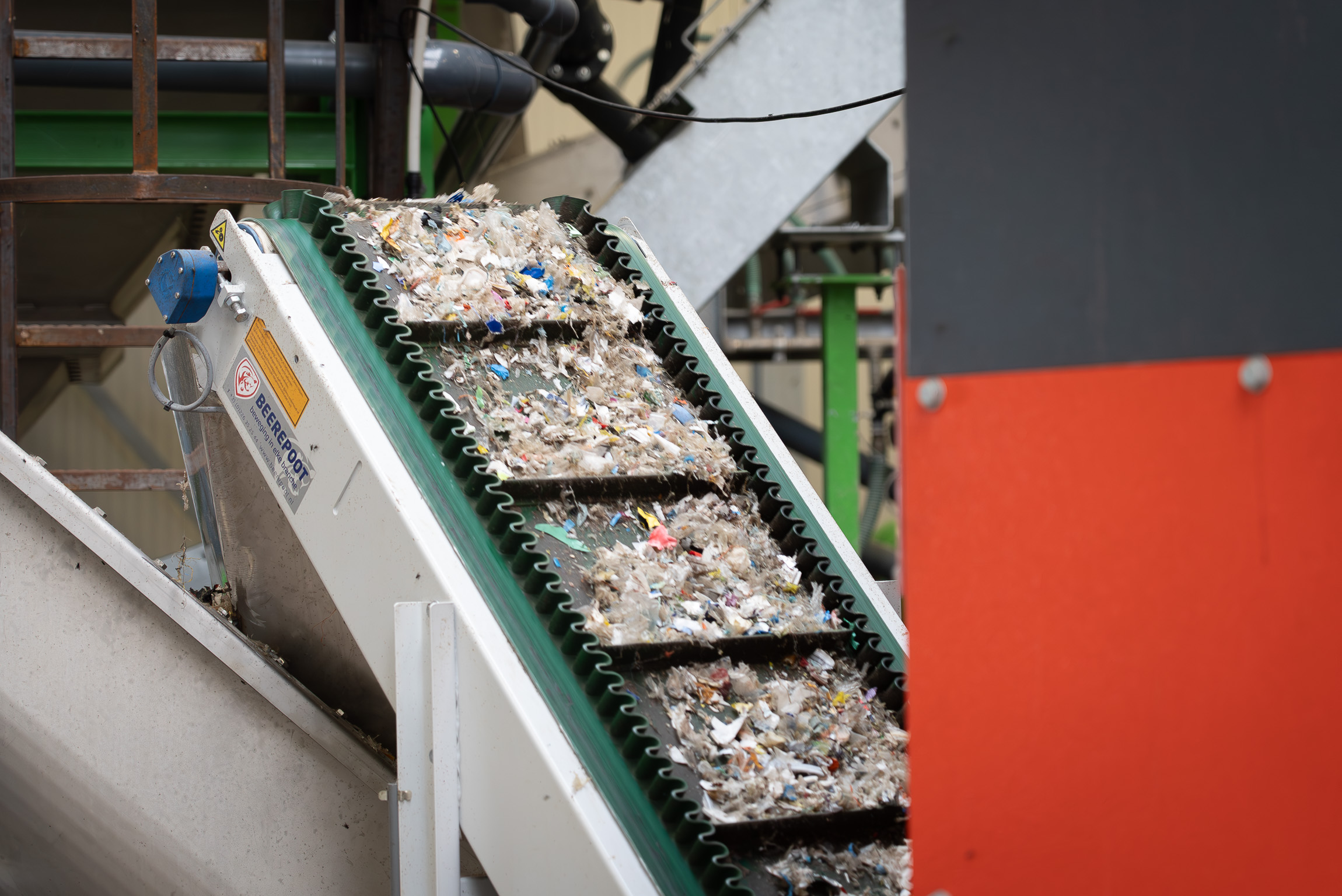 Post-Consumer-Kunststoff nach der Zerkleinerung mit einem Weima-Shredder. Copyright: Weima