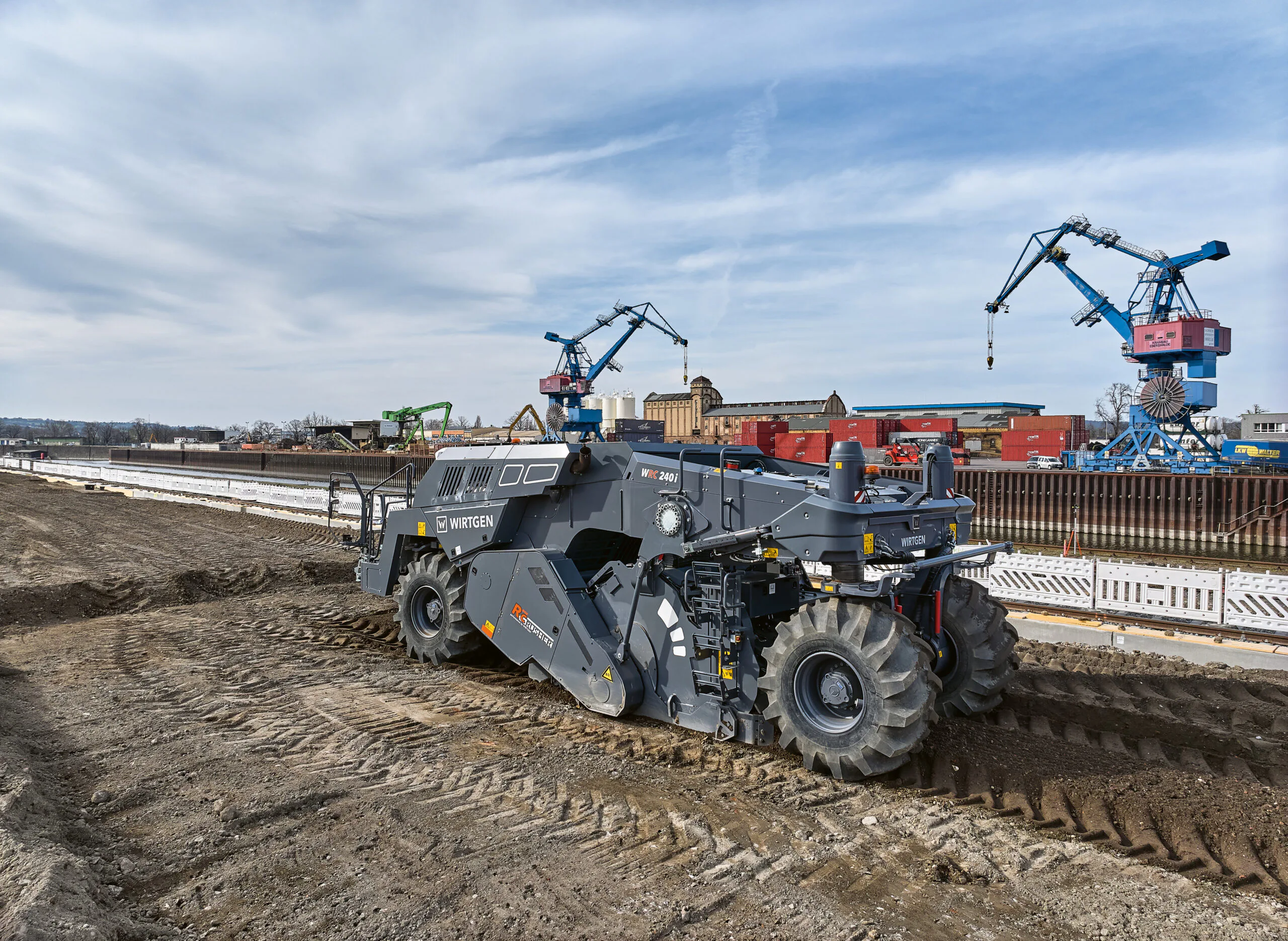 Ein neuer Wirtgen WRC 240i Rock Crusher kam auf dem 12.000 m² großen Hafen-Areal zur Zerkleinerung und Homogenisierung des Bodenmaterials zum Einsatz. Copyright: Wirtgen
