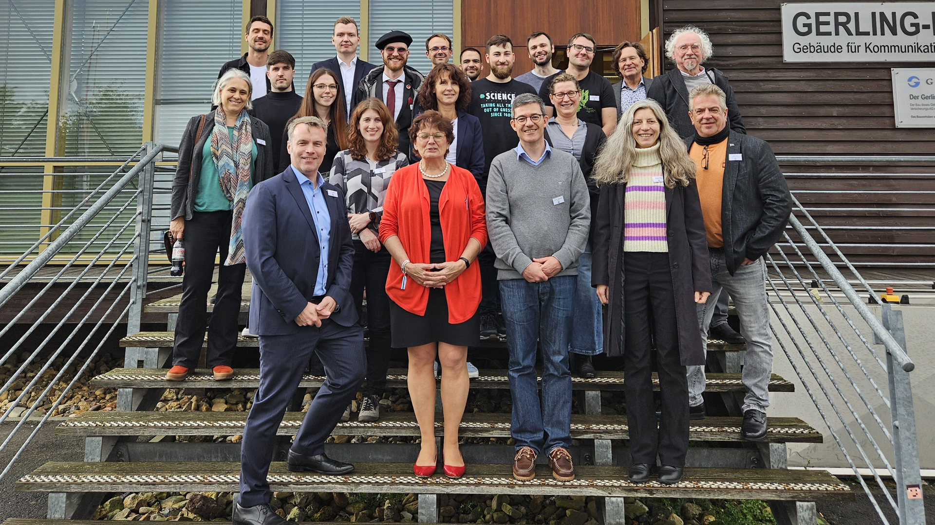 Mit hoher Beteiligung fand am 10. Oktober 2024 das dritte wissenschaftliche Azur-Kolloquium auf dem Campus Jülich der FH Aachen statt. 40 Wissenschaftler:innen unterschiedlicher Hochschulen, Institute und Fachbereiche kamen zusammen, um aktuelle Forschungsergebnisse und Projekte rund um die nachhaltige Weiterverwendung und Verwertung von Altreifen zu diskutieren. Copyright: Azur