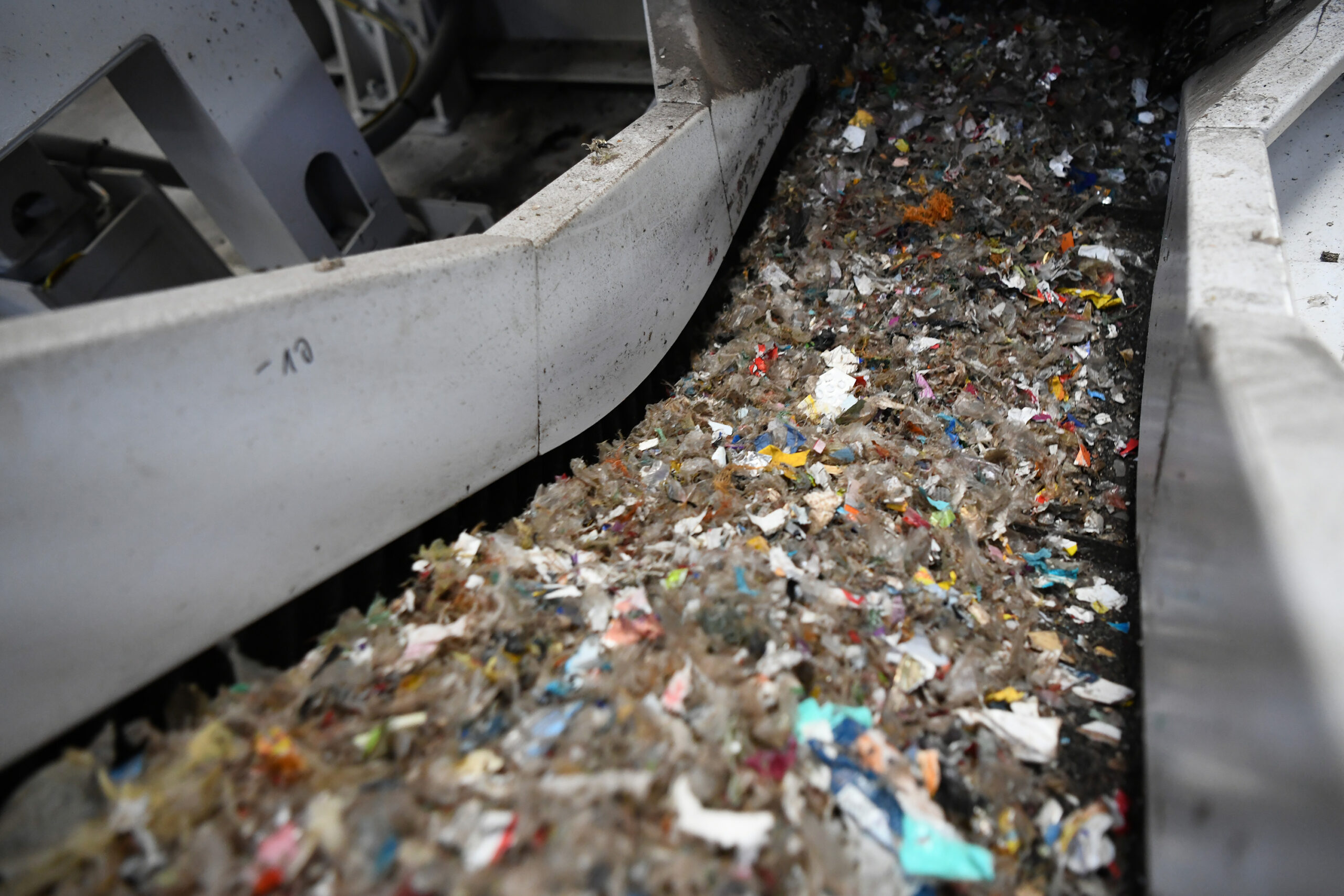 Das Ergebnis: Homogenes Outputmaterial ohne Folienfetzen bei einer Outputleistung von bis zu 4 t/h. Geschreddert wird in einem Dreischichtbetrieb, 24/7. Copyright: Lindner Recyclingtech