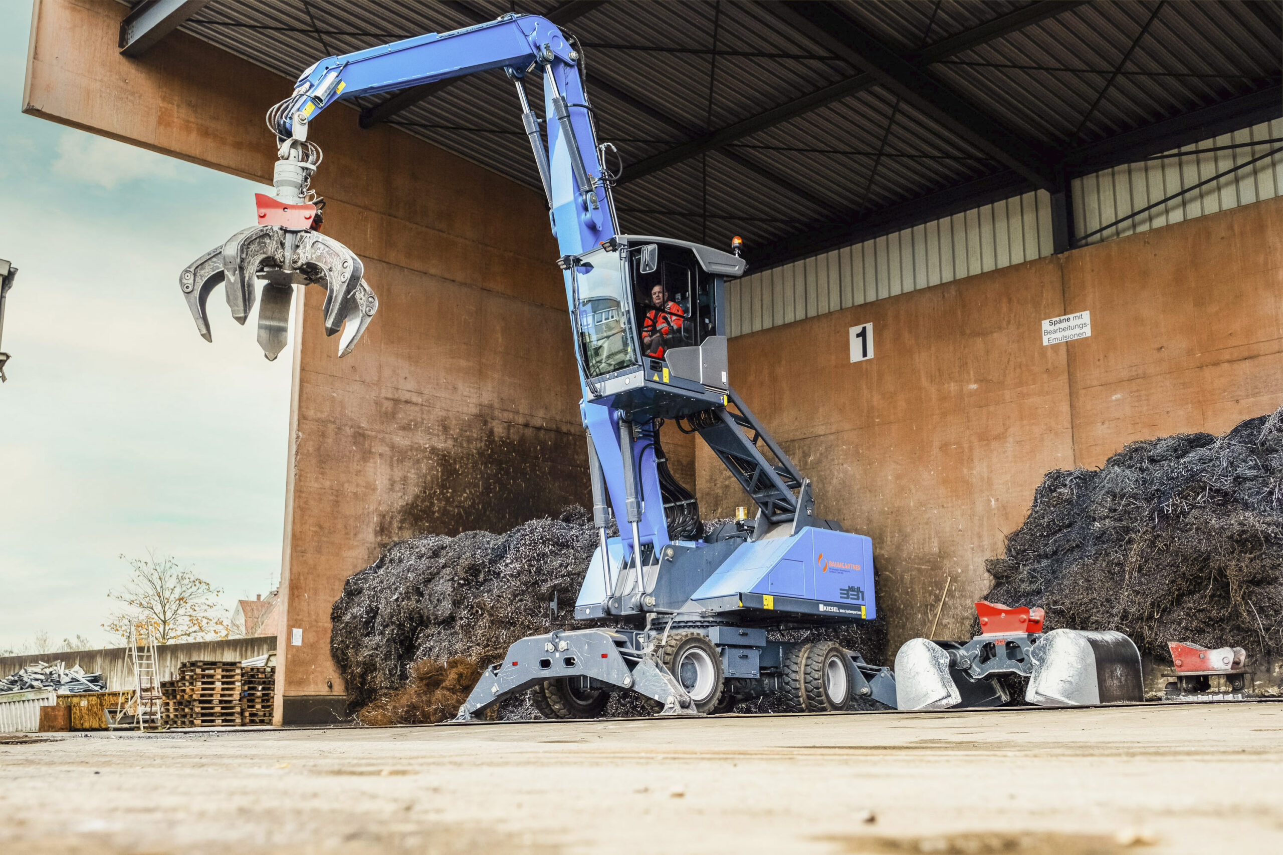 Die neue Fuchs-Umschlagmaschine MHL331F präsentiert sich auf dem Firmengeländer der August Baumgärtner GmbH in Weingarten in voller Größe. Ausgestattet ist sie mit TQC – Tool Quick Connect – für einen sekundenschnellen Wechsel der Anbaugeräte. Copyright: Kiesel