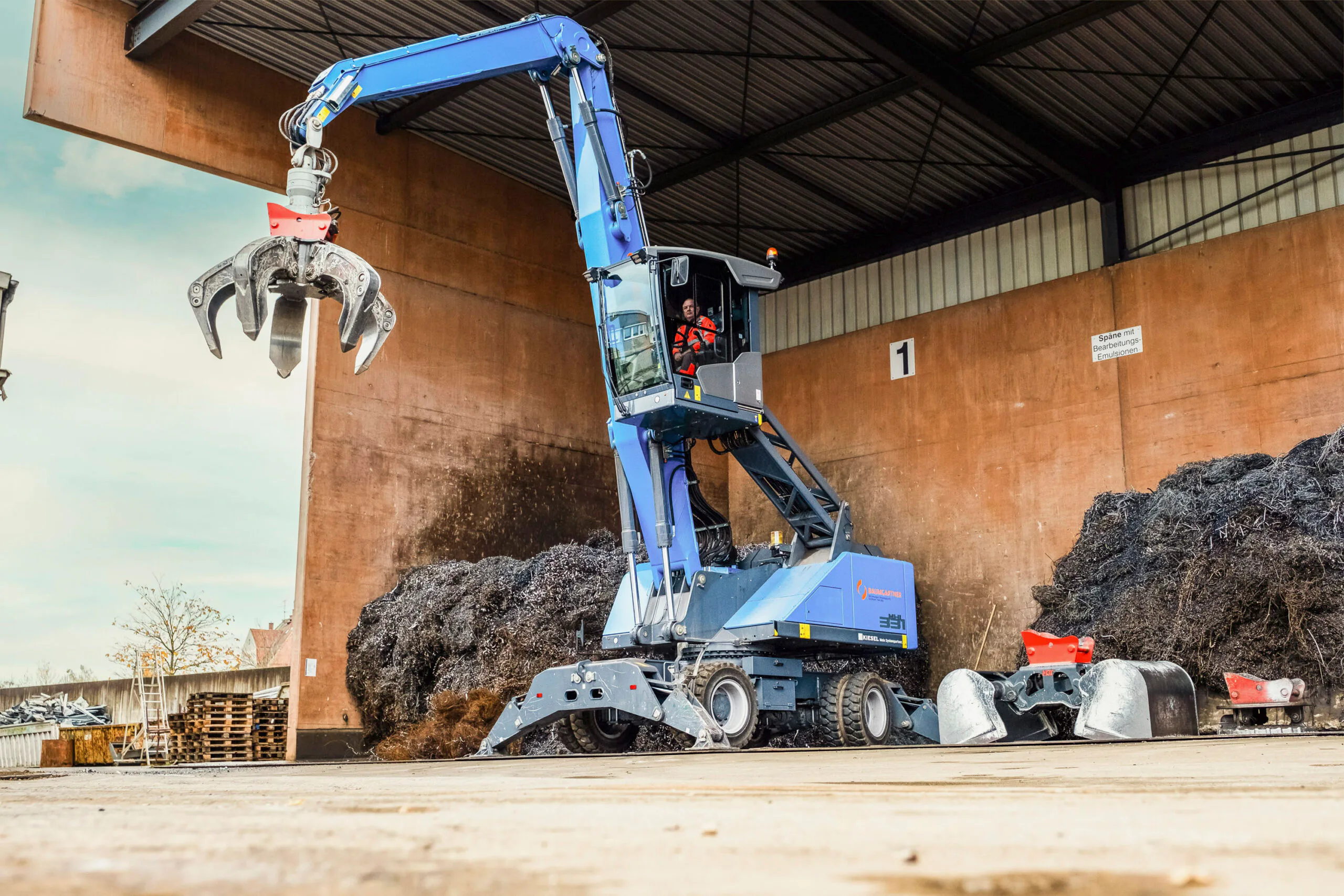 Die neue Fuchs-Umschlagmaschine MHL331F präsentiert sich auf dem Firmengeländer der August Baumgärtner GmbH in Weingarten in voller Größe. Ausgestattet ist sie mit TQC – Tool Quick Connect – für einen sekundenschnellen Wechsel der Anbaugeräte. Copyright: Kiesel