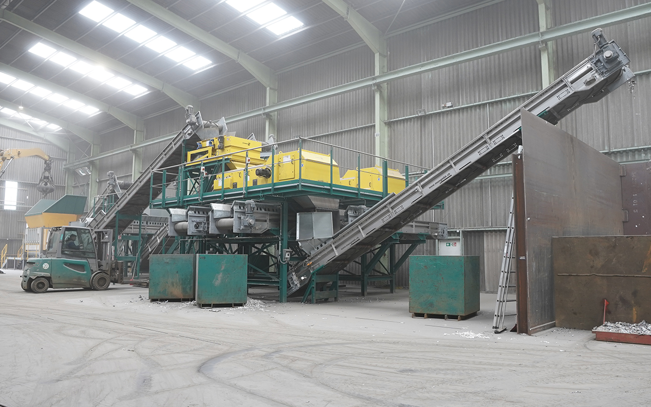 Die Unthat XR3000C ist der Ausgangspunkt einer Komplettanlage in der Metalle zerkleinert und anschließend sortiert werden – das Ergebnis sind sortenreine Materialfraktionen. Copyright: Untha Shredding Technology