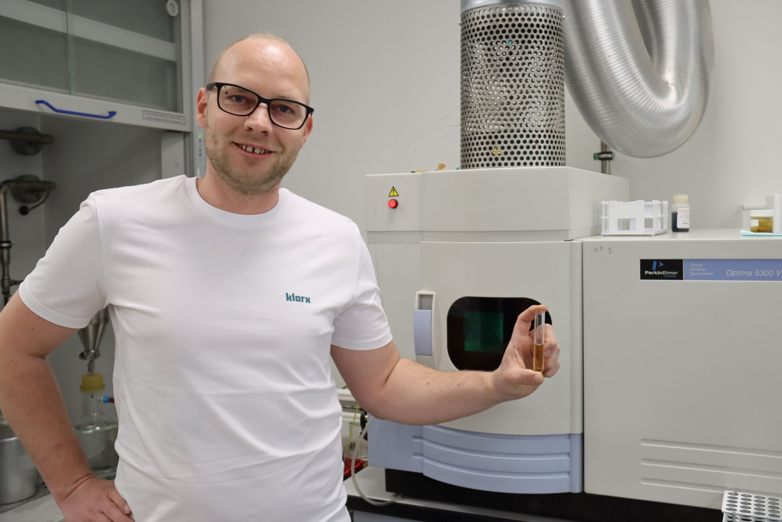 2024 startete Sven Blanke, Service- und Garantiemanager bei Klarx, eine erste Testphase gemeinsam mit dem Zeppelin Öllabor, um die Wartung der Baumaschinen in den Klarx-eigenen Logistikzentren effizienter, kostengünstiger und vor allem nachhaltiger zu gestalten. Copyright: Zeppelin