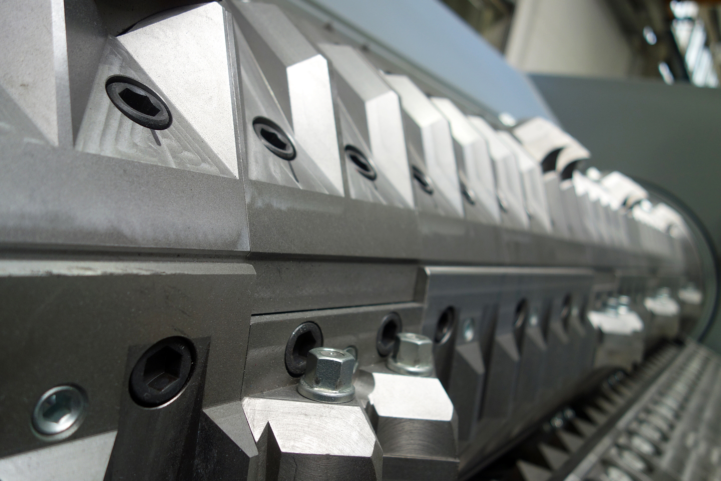 Rotor eines Einwellenshredders 60/210 mit aufgeschraubten Messerkassetten. Copyright: Herbold Meckesheim