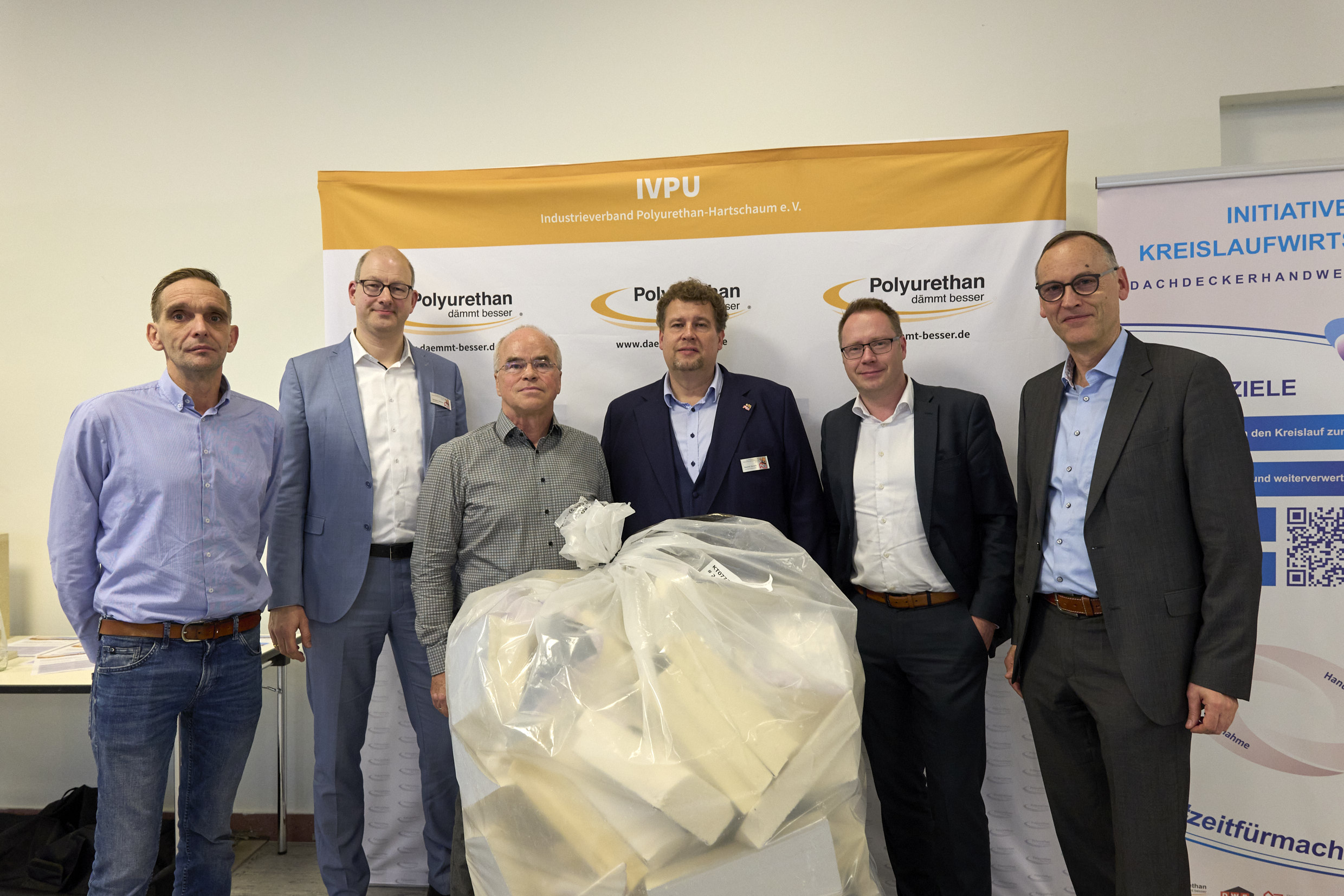 Gruppenbild mit Sammelsack: (von links) Ronny Ehrhardt, FA Erich Weit | Sebastian Bobinski, Geschäftsführer DDI Berlin | Silvio Schlickeisen, FA DWF | S. Ziemann, Landesinnungsmeister DDI Berlin | P. Witte, ZVDH | T. Schellenberger, IVPU. Copyright:  IVPU/ZVDH