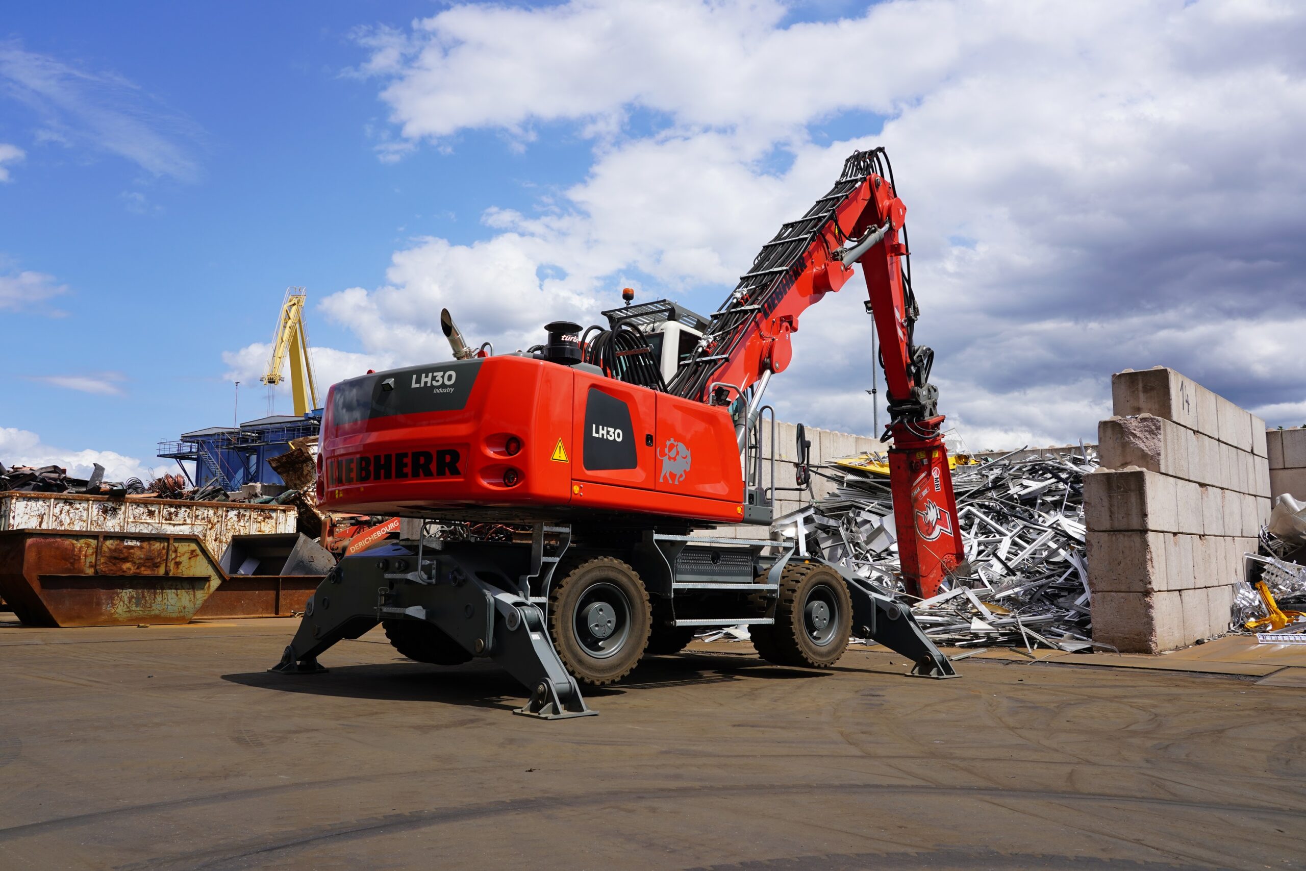 Emissionsfrei Schrott zerkleinern? Möglich macht es bei Derichebourg in Nürnberg der
neue LH 30 in roter Sonderlackierung mit der MBI-Metallschere SH320R. Copyright: Beutlhauser
