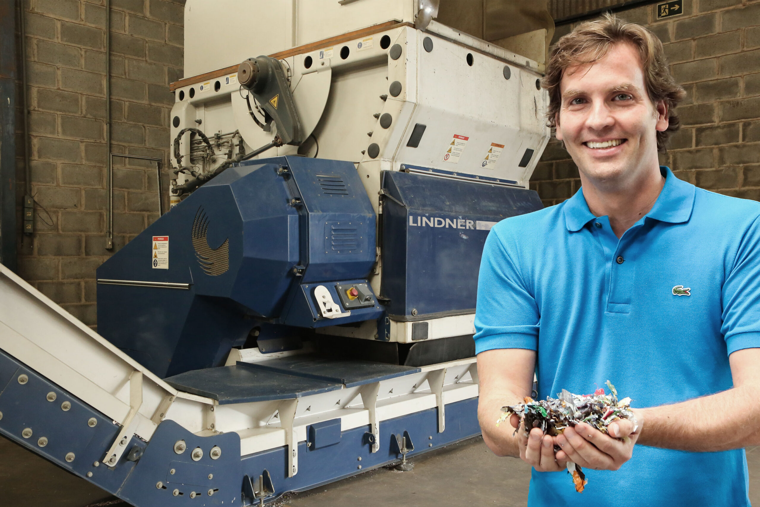 Fabio Kühl, Gründer und CEO von Grupo Ecological, vor der Lindner Micromat 1500: „Die Schredder der Micromat-Serie sind ein wesentlicher Bestandteil unserer Recyclinglinie und überzeugen mit konstant hohem Durchsatz. Lindner war und ist uns in all den Jahren ein zuverlässiger Partner auf unserem Weg zum Erfolg.“ Copyright: Lindner Recyclingtech