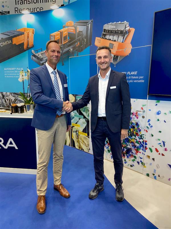 Jürgen Morri, Leiter Globaler Vertrieb Metallrecycling & Minerallösungen bei Redwave, und Fabrizio Radice, Leiter Globaler Vertrieb und Marketing bei Tomra Recycling, verkünden die neue Vereinbarung auf der Ecomondo 2024. Copyright: Tomra/Redwave