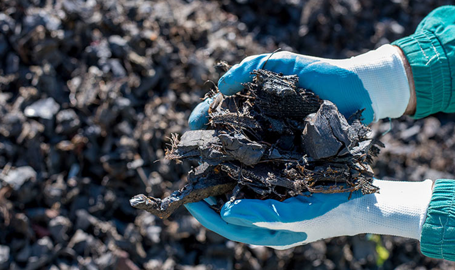 In chemischen Recyclingverfahren entstehen aus Altreifen wertvolle und stark nachgefragte Rohstoffe, unter anderem recovered Carbon Black (rCB) und Tire Pyrolysis Oil (TPO). Im ersten Prozessschritt werden dabei die Altreifen mechanisch zerkleinert, um danach einem energieautarkem, thermolytischen Prozess unterzogen zu werden, welcher die langen Molekülketten des Reifenmaterials auflöst. Copyright: Robert Weibold GmbH
