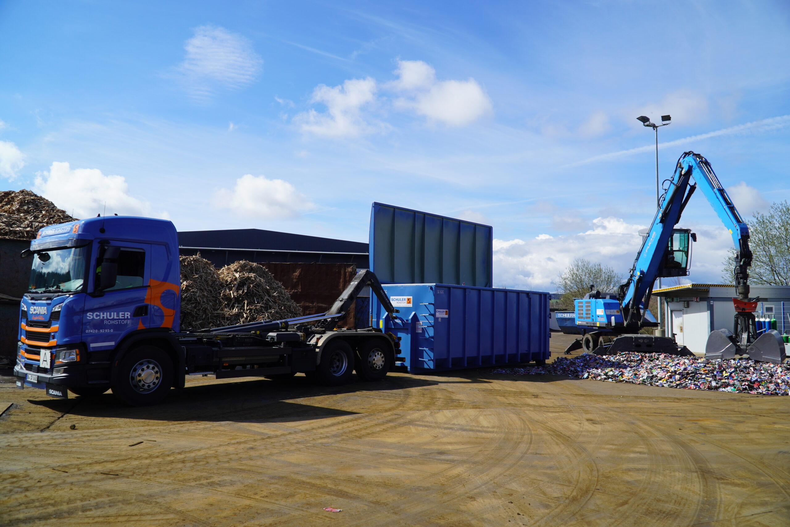 Mit 34 Meiller Absetz- und Abrollkippern sorgt die Schuler Rohstoff GmbH für eine gelungene Kreislaufwirtschaft. Copyright: Meiller