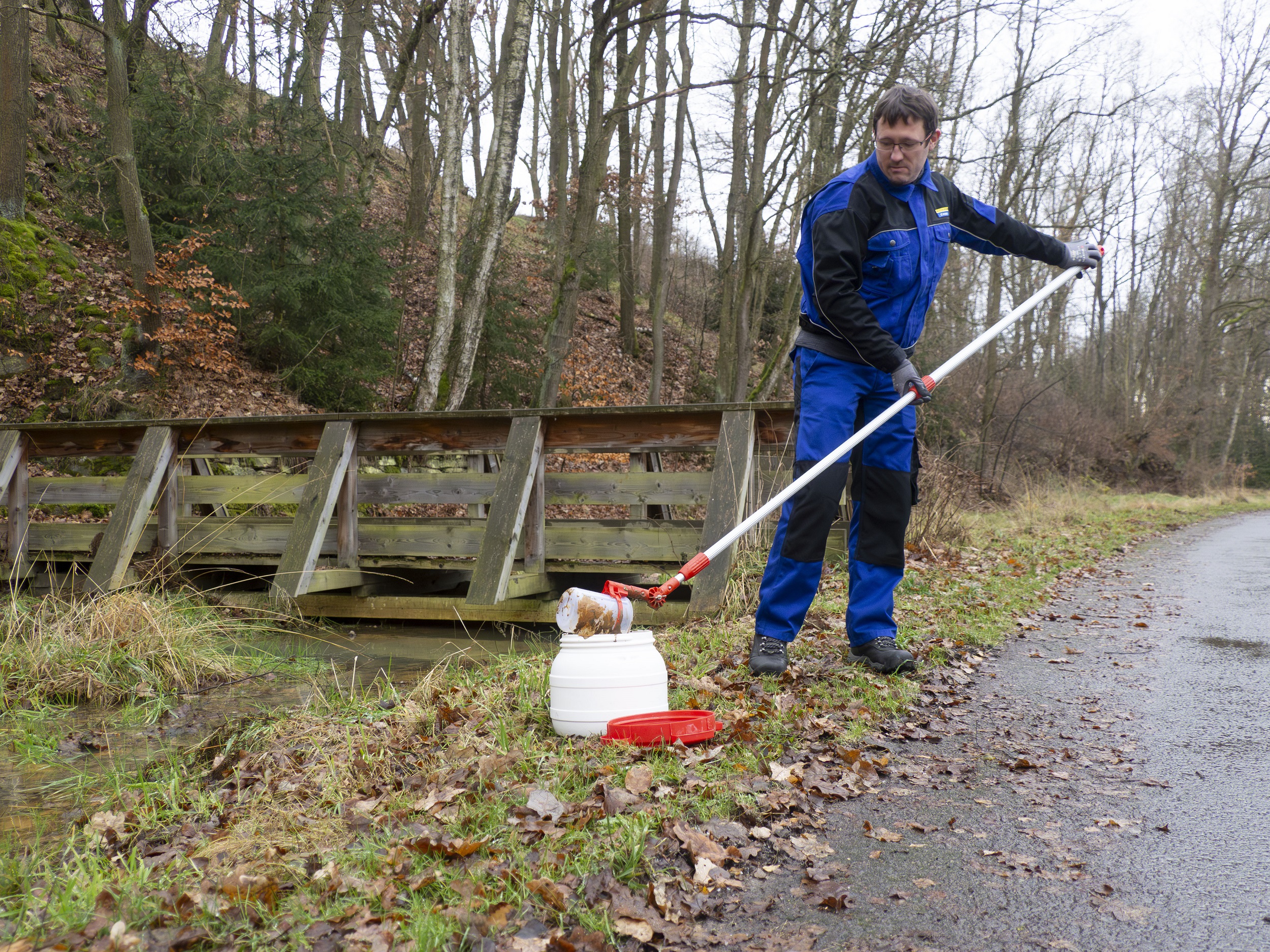 Dr. Michael Kraft entnimmt eine Probe des eisenhaltigen Wassers und Schlamm. Copyright: TU Bergakademie Freiberg