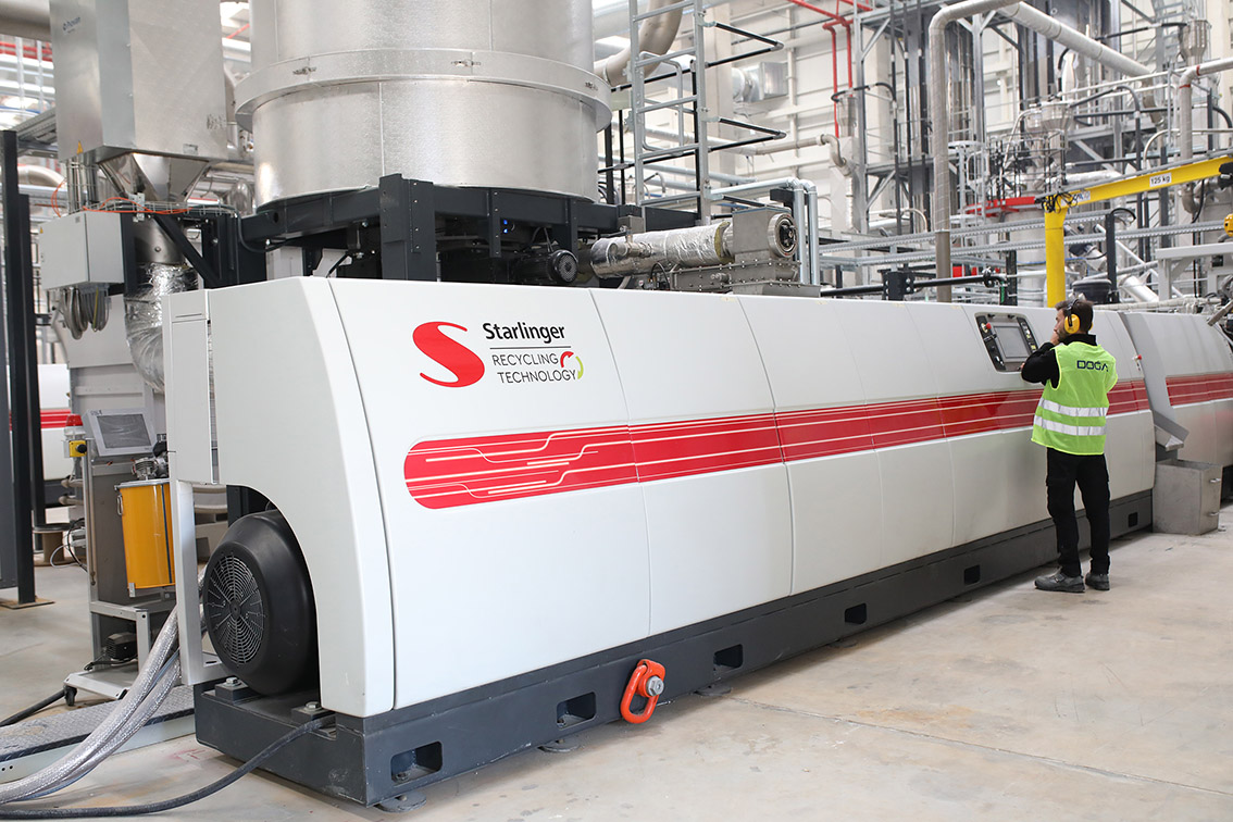 Dogapet betreibt zwei Starlinger Recostar PET 165 HC iV+ PET Bottle-to-Bottle-Recyclinganlagen mit einer Produktionsleistung von jeweils 1,8 Tonnen pro Stunde. Copyright: Dogapet