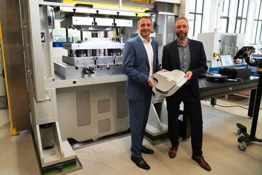 Prof. Andrés Lasagni und Prof. Alexander Brosius, Copyright: Institut für Fertigungstechnik, TU Dresden