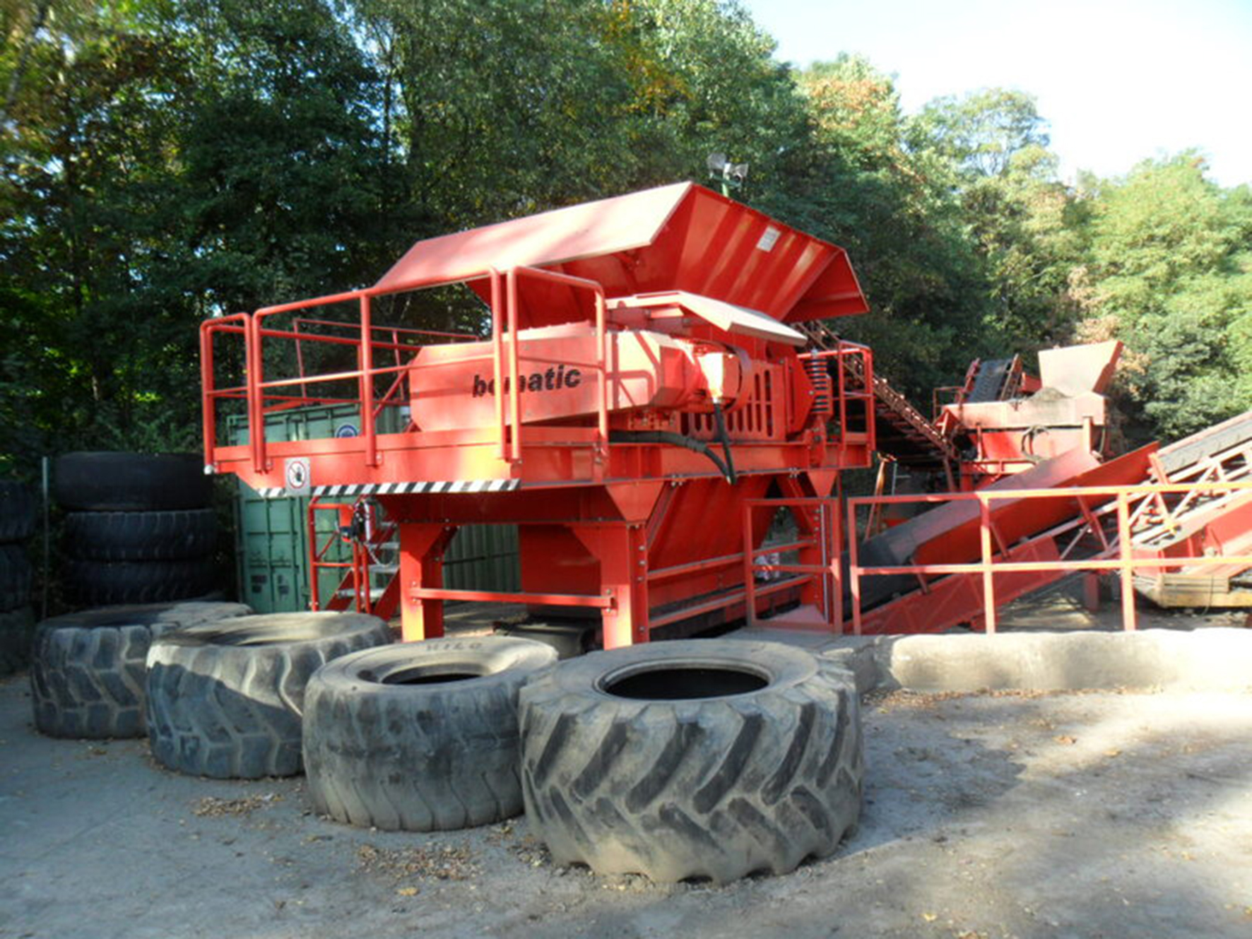 Altreifen und Altgummi werden bei Wesseler fachgerecht entsorgt und in mehreren Arbeitsschritten zerkleinert, um daraus beispielsweise Gummi-Granulat herzustellen.
Copyright: Containertransporte Wesseler GmbH