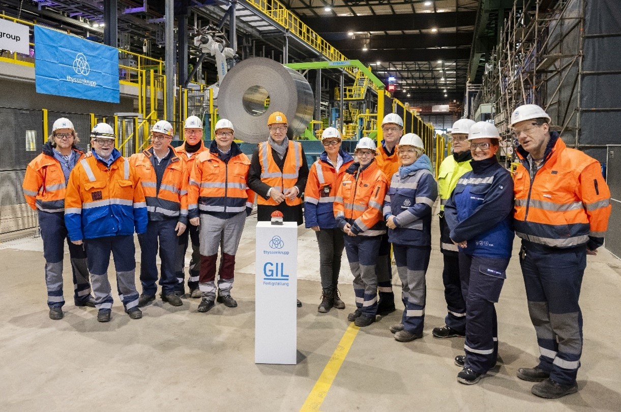 Das Team von thyssenkrupp Steel Europe und SMS group freut sich, die wegweisende Anlagentechnologie zur Herstellung von hochwertigen Elektroblechen starten zu können. Copyright: SMS Group