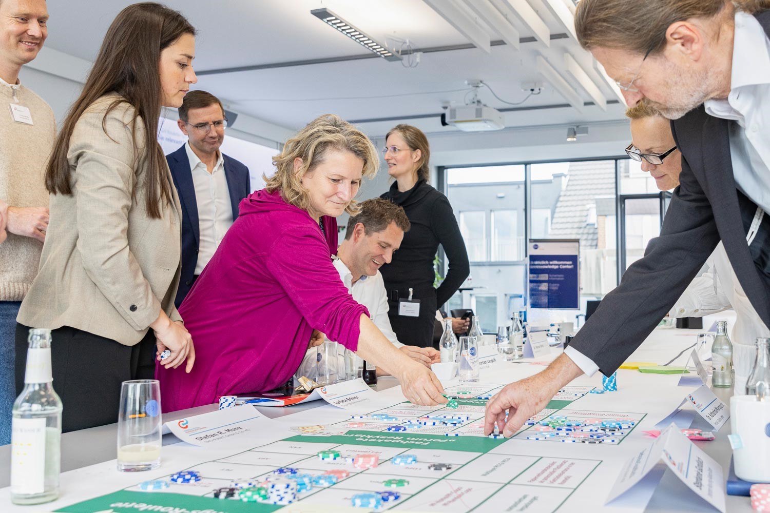 Abstimmungsprozess während des Planspiels zum Thema nachhaltige Verpackungswirtschaft. Copyright: Forum Rezyklat/Atelier Ralf Bauer