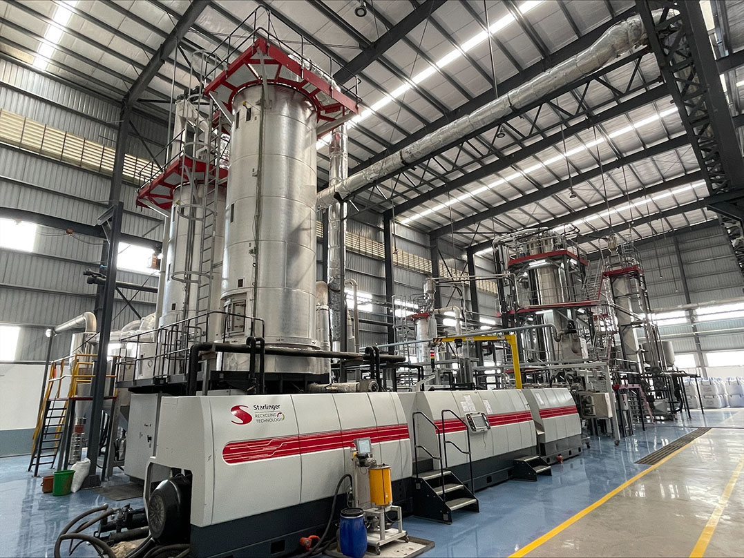 Die Starlinger Recostar PET 215 HC iV+ PET Bottle-to-Bottle-Recyclinganlage, die im neuen Recyclingwerk von Alpha Ecoplast in der Nähe von Kosamba, Gujarat, installiert wurde, hat eine Produktionskapazität von mehr als 21.000 Tonnen rPET in Flaschenqualität pro Jahr. Copyright: Alpha Ecoplast