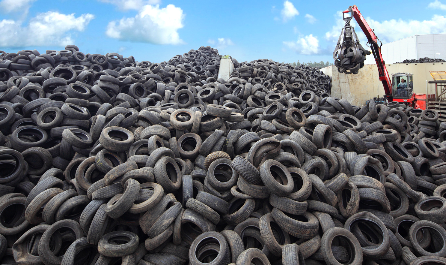 Recyclingunternehmen bilden die Schlüsselbranche für die Rohstoffversorgung und Energiesicherheit Deutschlands. Jede Tonne aufbereitetes Material trägt dazu bei, die Abhängigkeit von Rohstoffimporten zu reduzieren. In Deutschland werden jährlich über 200.000 Tonnen Altreifen der stofflichen Verwertung zugeführt. Copyright: Estato Umweltservice