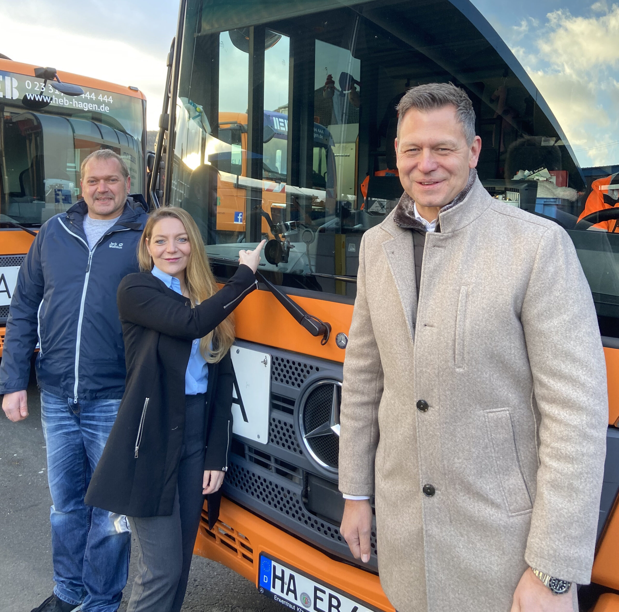 HEB-Geschäftsführer Sven Lindemann (rechts), Nicole Flocco (Projektleiterin) und Jens Steinbach (Einsatzleiter Waste Watcher) zeigen die kleine Kamera, die in drei HEB-Abfallsammelfahrzeugen verbaut ist. Copyright: HEB