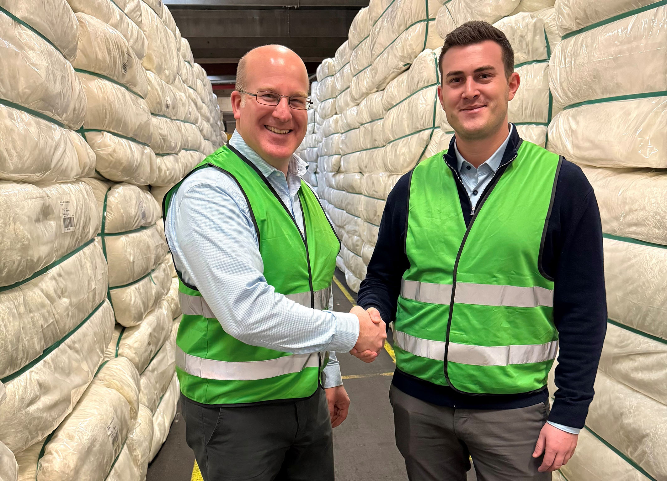 Jörn Bahr, links, Geschäftsführer Polymer Solutions, und Louis Krall, Prokurist von Polymer Solutions und Krall Kunststoff-Recycling, im Wareneingang. Coypright: Polymer Solutions