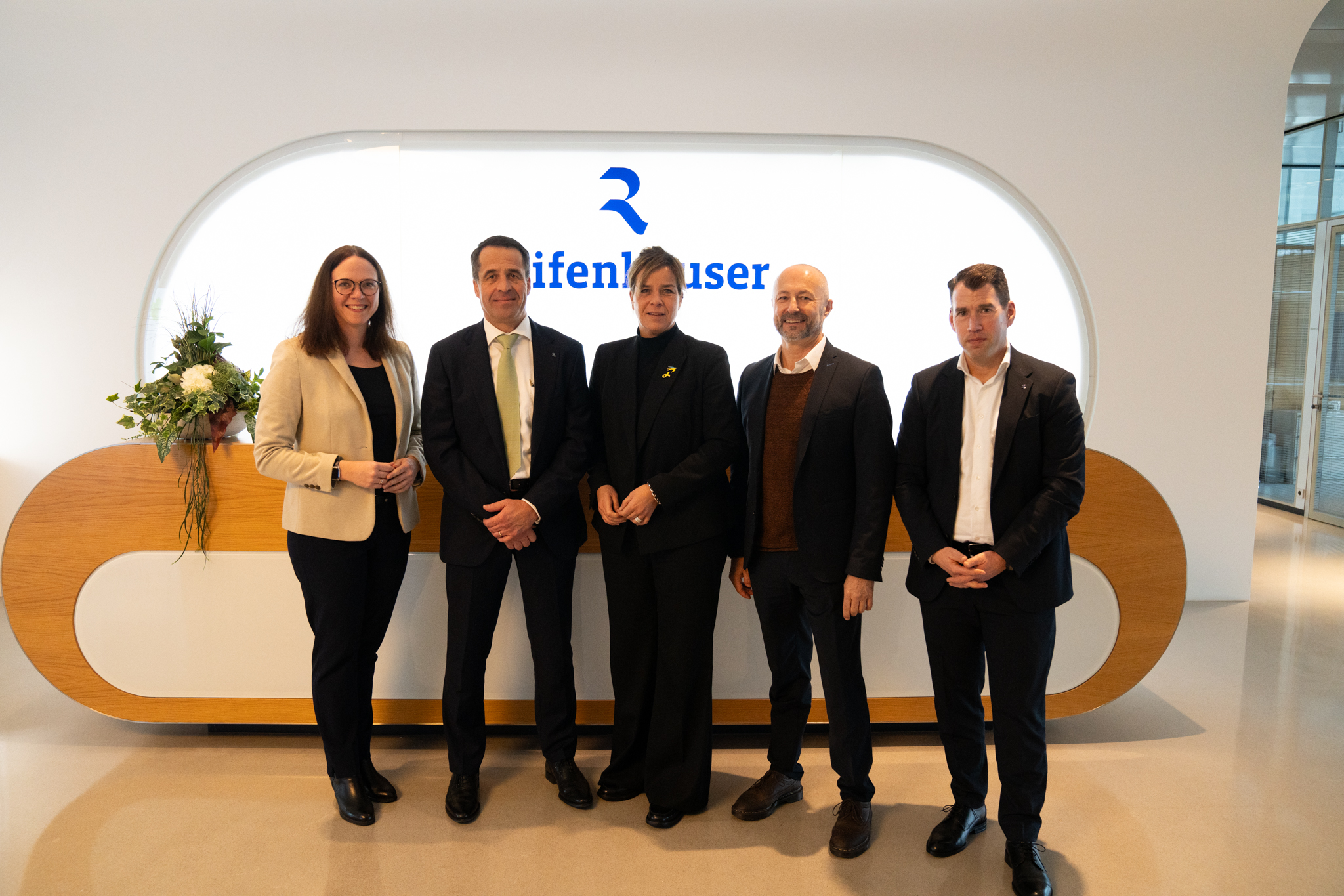 v.l.n.r.: Katharina Gebauer (Landtag NRW), Bernd Reifenhäuser (Reifenhäuser Gruppe), NRW Wirtschafts- und Klimaschutzministerin Mona Neubaur, Dr. Jörg Ulrich Zilles (stellv. Vorstandsvorsitzende Kunststoffland NRW/ Quarzwerke GmbH HPF The Mineral Engineers), Marcel Perrevort (Reifenhäuser Gruppe). Copyright: Kunststoffland NRW